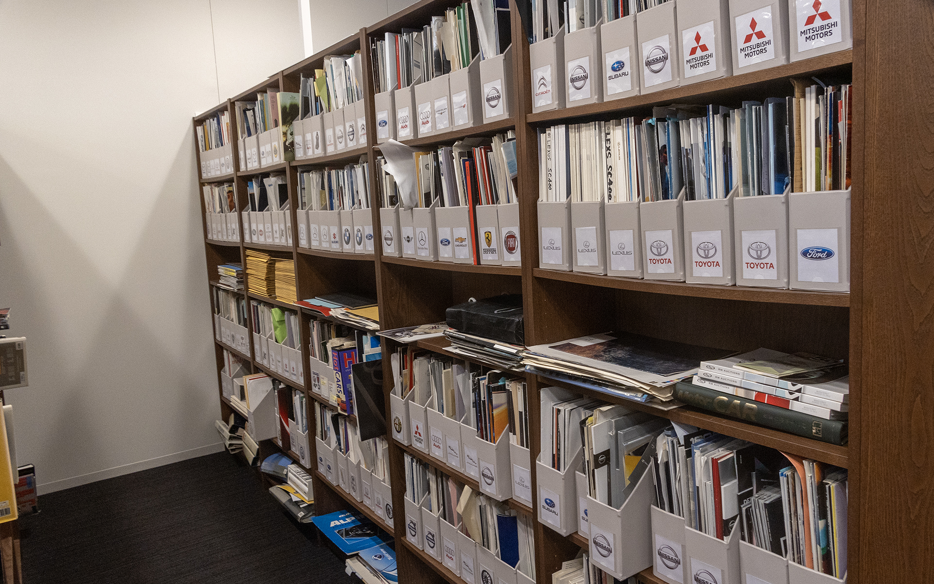 書籍や雑誌、カタログなどを置く資料室。単なる倉庫ではなく資料を読むための机やイスがあるので、さしずめミニ図書館といったスペース