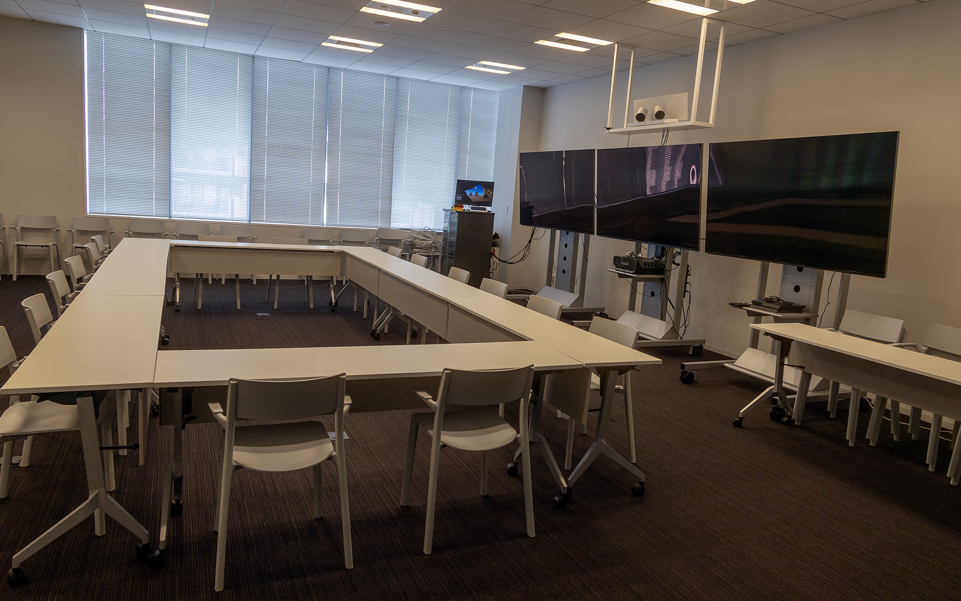 中学生や高校生を招いて1日でビデオゲームを作るというような教室をやったりもするとのこと