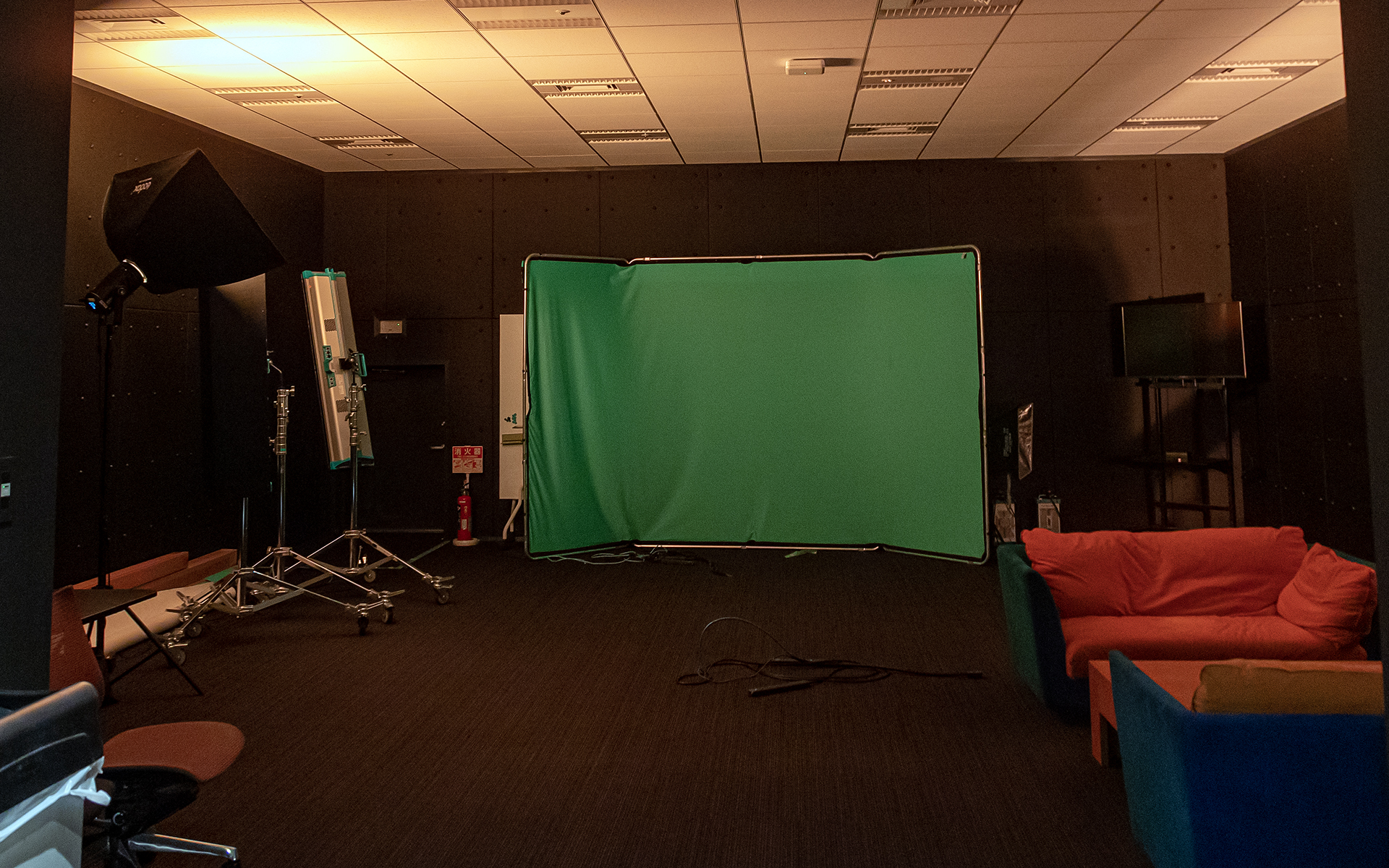 ビデオルーム。ライブコメンタリーの収録などを行なったりプロモーション映像を作ったりするときに使用。ポリフォニー・デジタルが開発したグリーンバック合成技術を使うと、グリーンバックで撮影している人物を、グラツーリスモの世界であればリアルタイムでどこにでも立たせることができるという