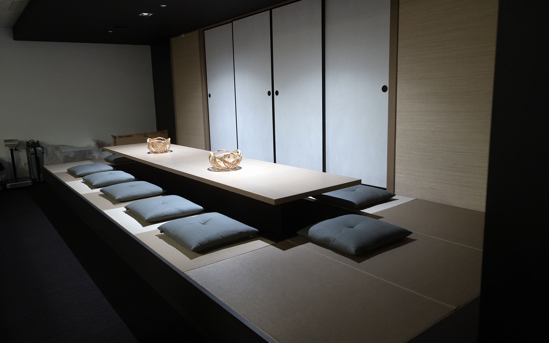 開発部署が入るフロアの外周にはグルリとまわれる通路があり、そのあちこちに休憩や打ち合わせに使えるスペースを設けている。これらはすべてコンセプトを変えていて、ここは和室をイメージした作り。以前のオフィス（豊洲）にも和の空間は設けていたとのこと