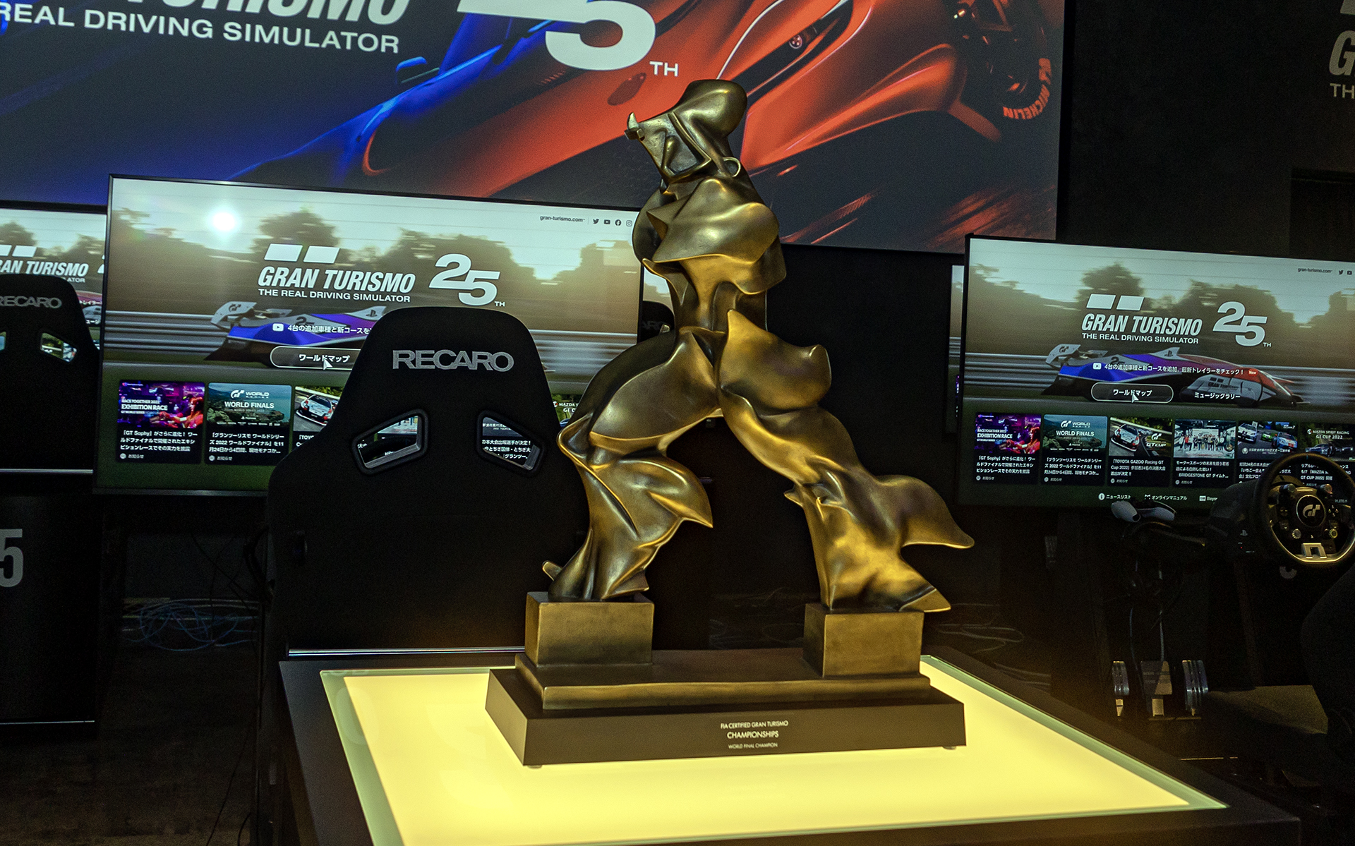 イタリアの彫刻家であるウンベルト・ポッチーニ氏の作品を許諾を取り再現したトロフィー。手渡しをするトロフィーなので実物より小さいサイズとなっている