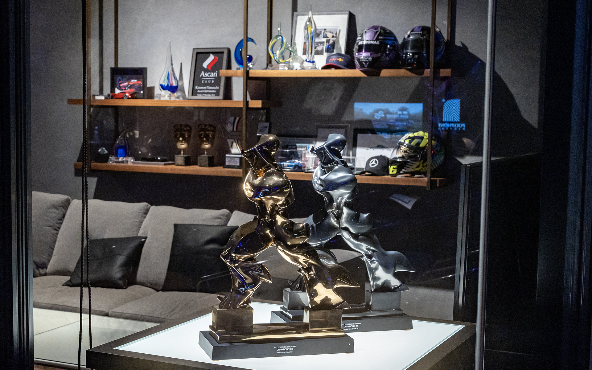 山内氏のオフィス内にはゴールドとシルバーのトロフィーが飾ってあった