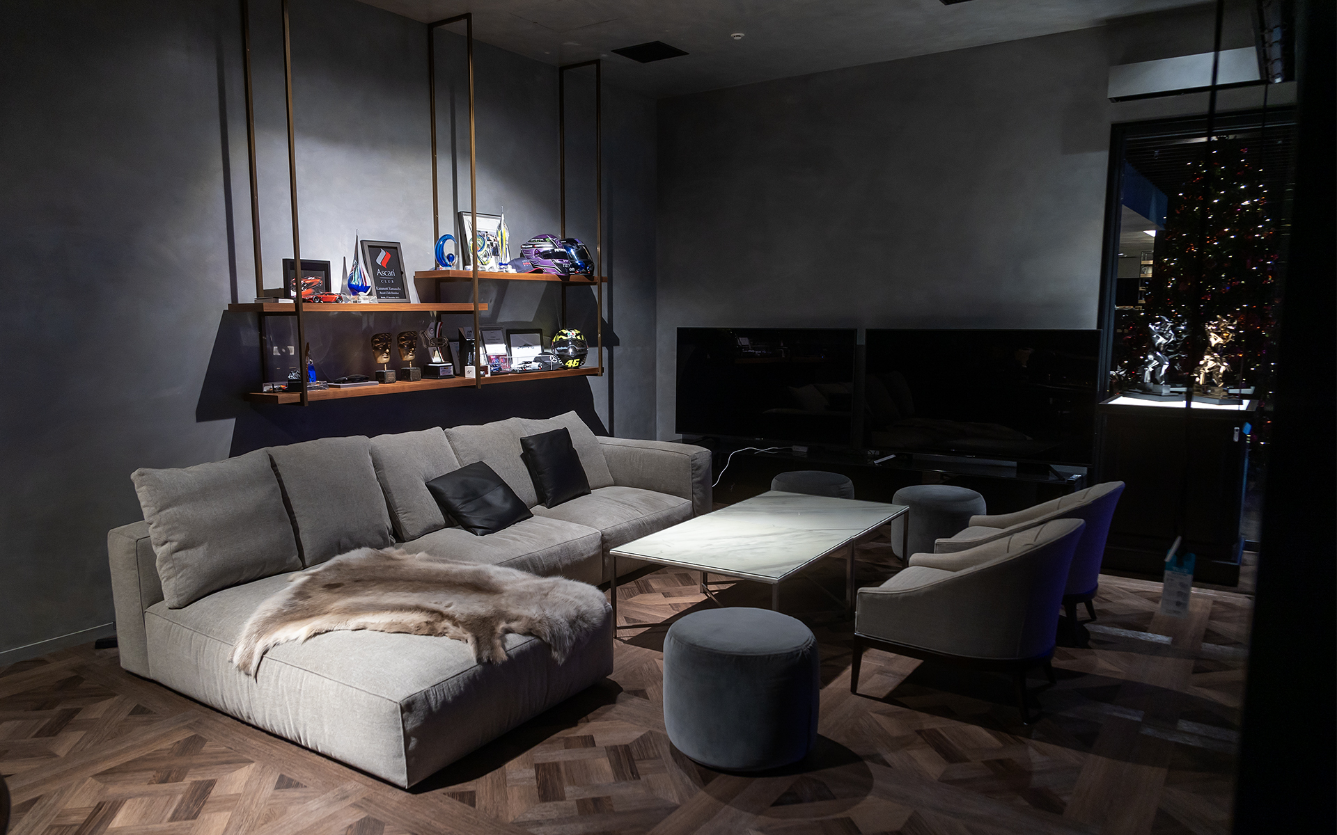 山内氏のオフィスの一部。棚にはルイス・ハミルトン選手からプレゼントされたへメットなども飾られる