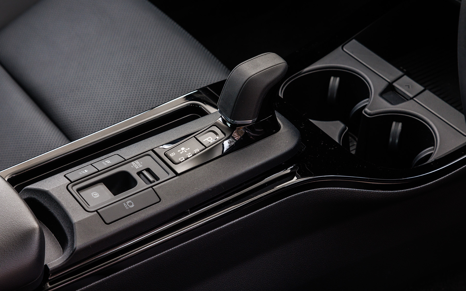 セレクトレバーまわり。従来のプリウスパターンを踏襲している