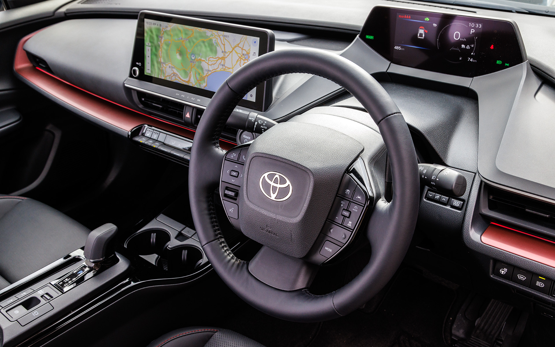 新型プリウスのコクピット。センターメーターレイアウトを廃し、視線上の小型液晶メーター、大型IVIモニタの配置