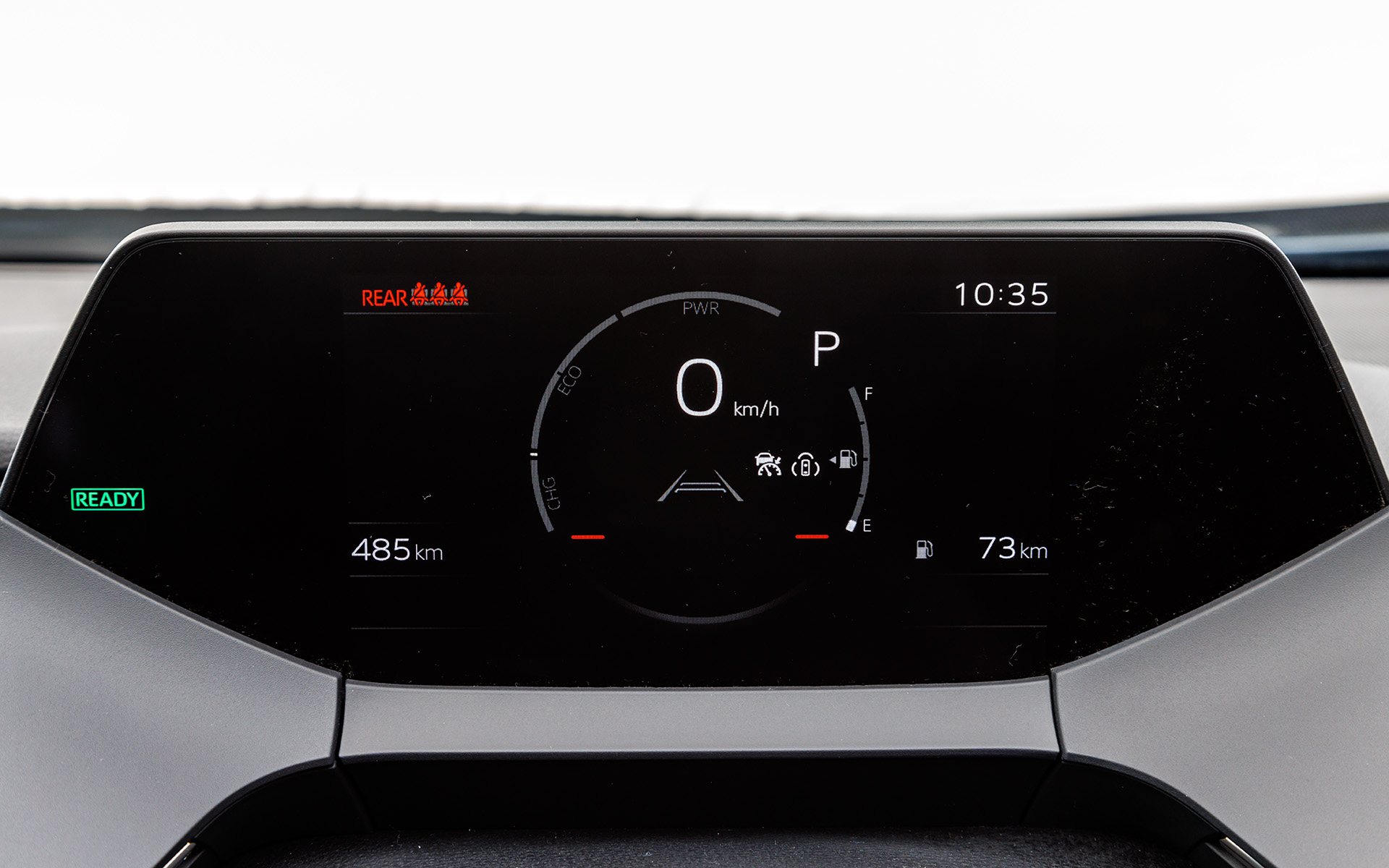 メーターパネル。見やすくシンプルなカラー液晶表示