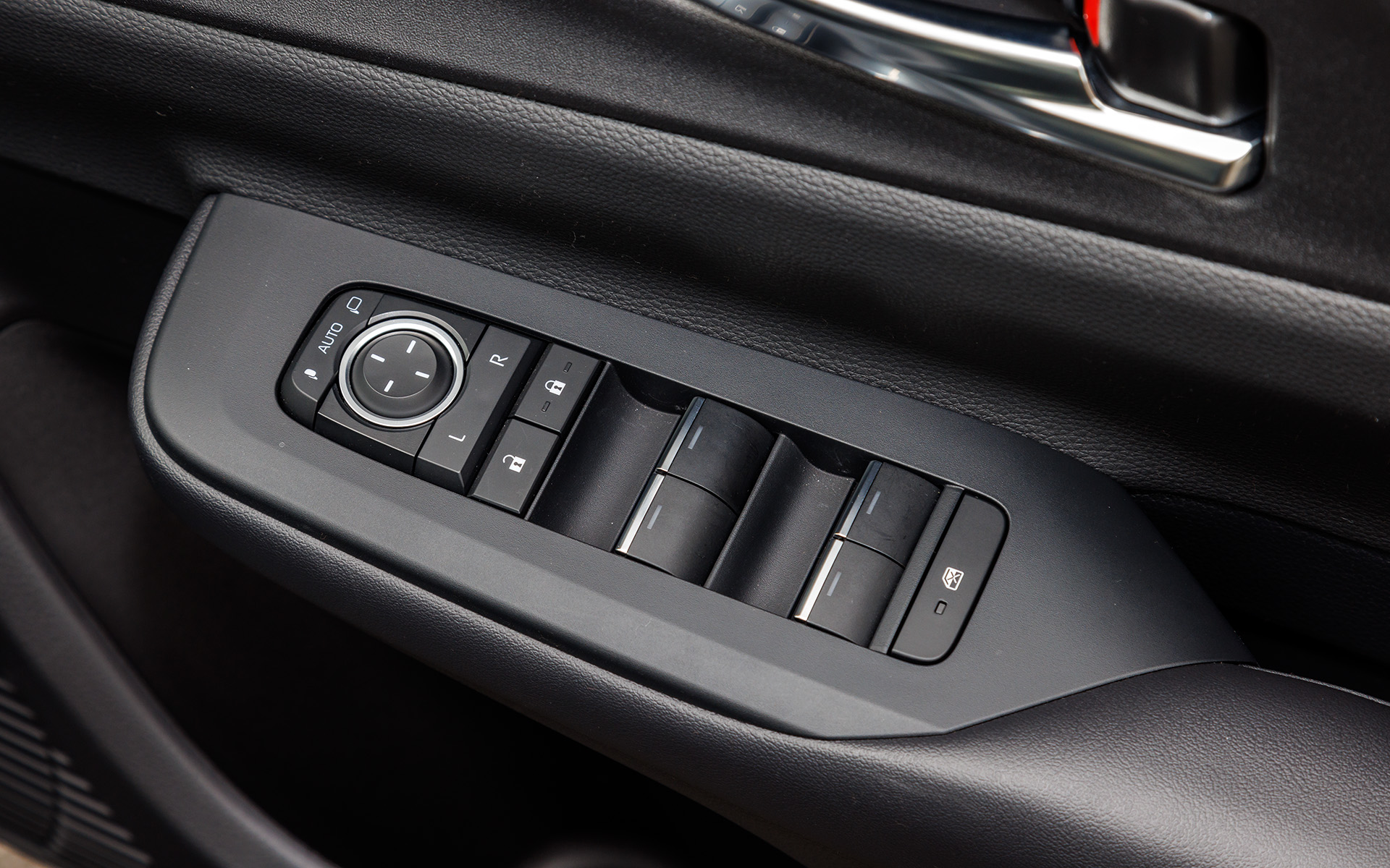 パワーウィンドウスイッチまわり。ここは新デザインのものとなっていた