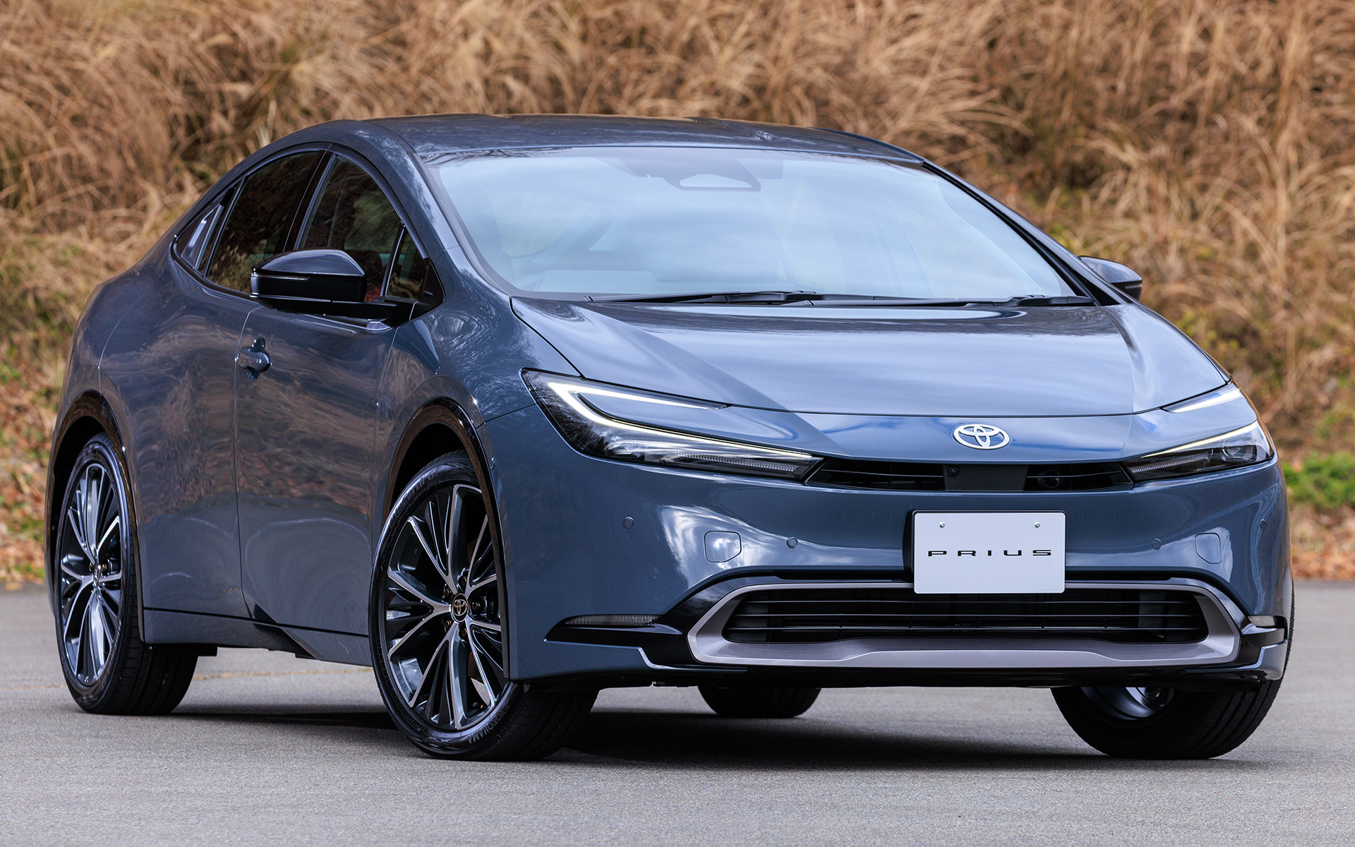 新型プリウス 2.0リッターハイブリッド E-Four。プロトタイプのため今後変更が加わる可能性がある