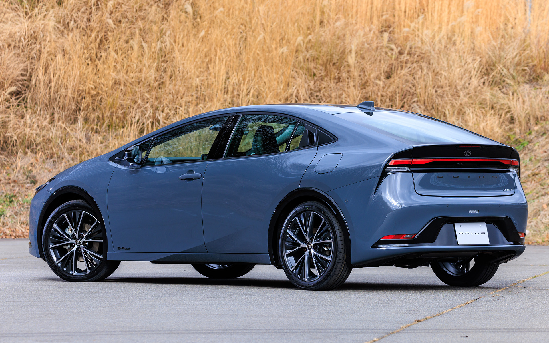 リアまわり。全体にワイド＆ローになったことで、新型プリウスでは現行型プリウスの特徴であったエクストラウィンドウがなくなった