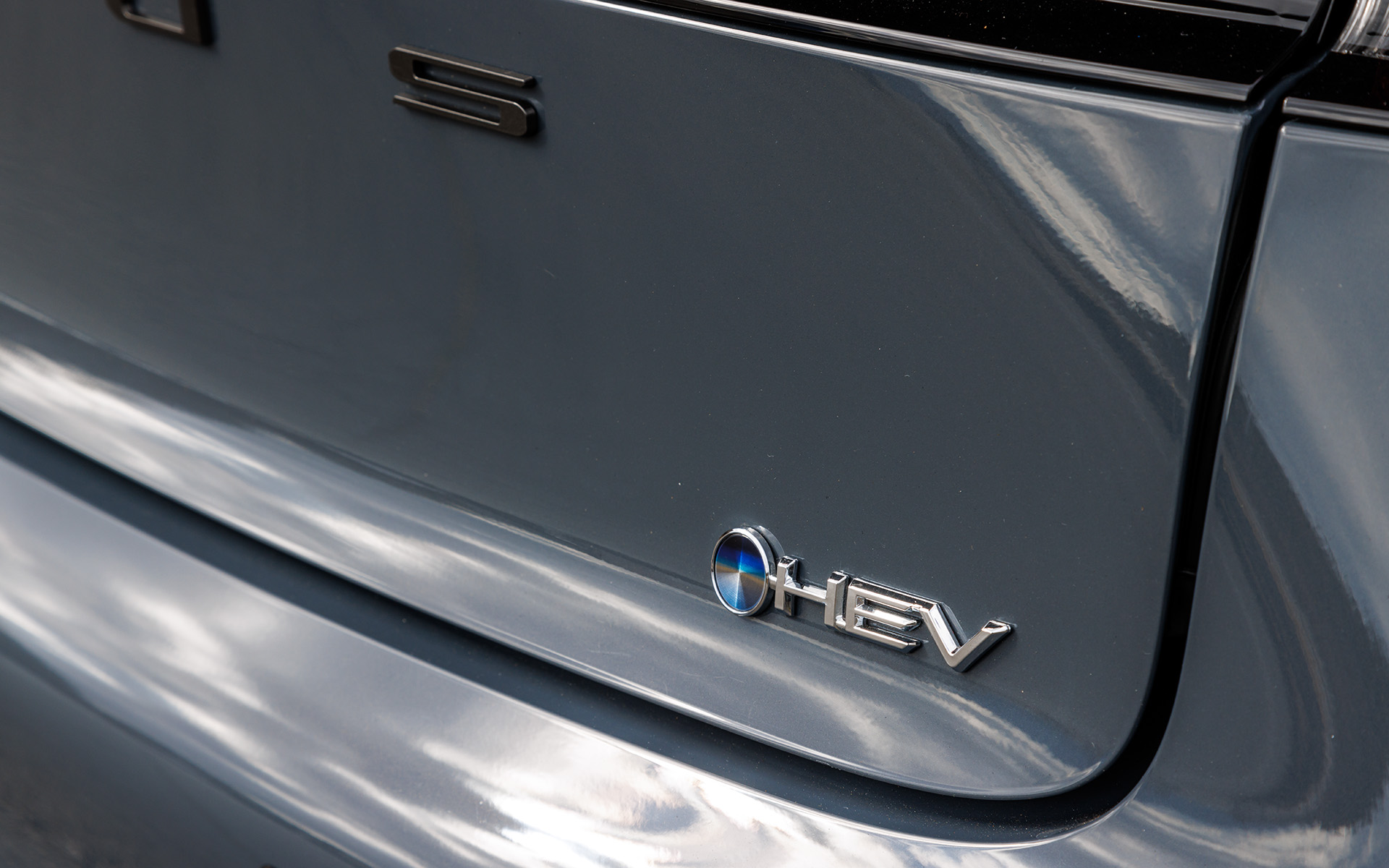 新しいハイブリッドロゴ。ハイブリッド表記も電動化車両であるHEVとなり、その前にはカーボンニュートラルへの取り組みを示す「BEYOND ZERO」マークが付く