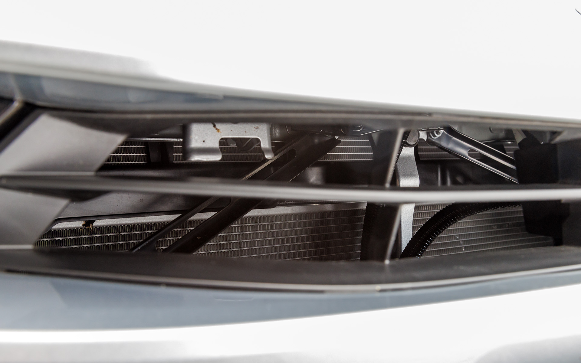 新型プリウスではフロントまわりの剛性がアップしているが、2.0モデルではグリル奥の部分にパフォーマンスロッドまでも設置。走りの強化を図っている