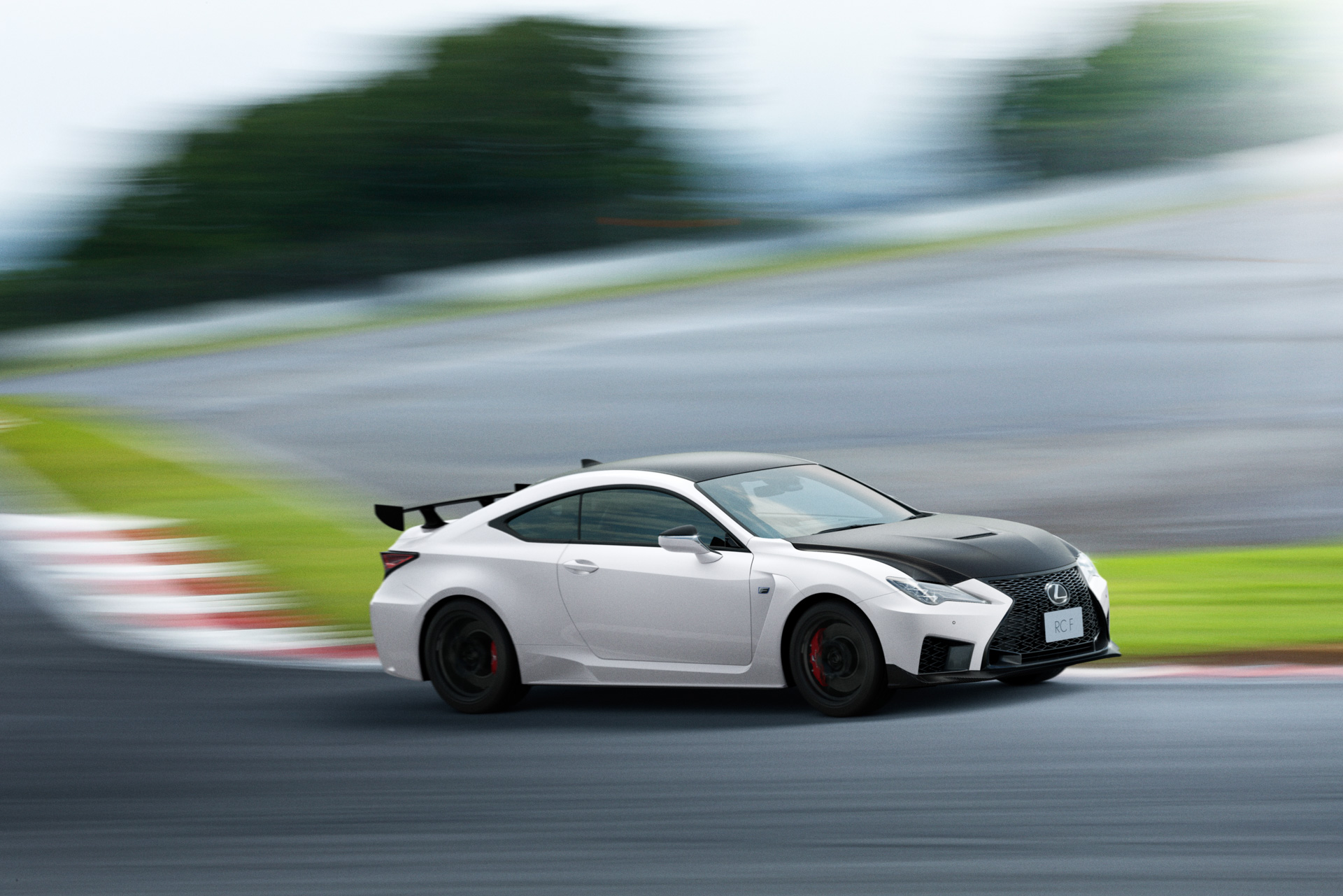 RC F“Performance package”（ホワイトノーヴァガラスフレーク）＜オプション装着車＞