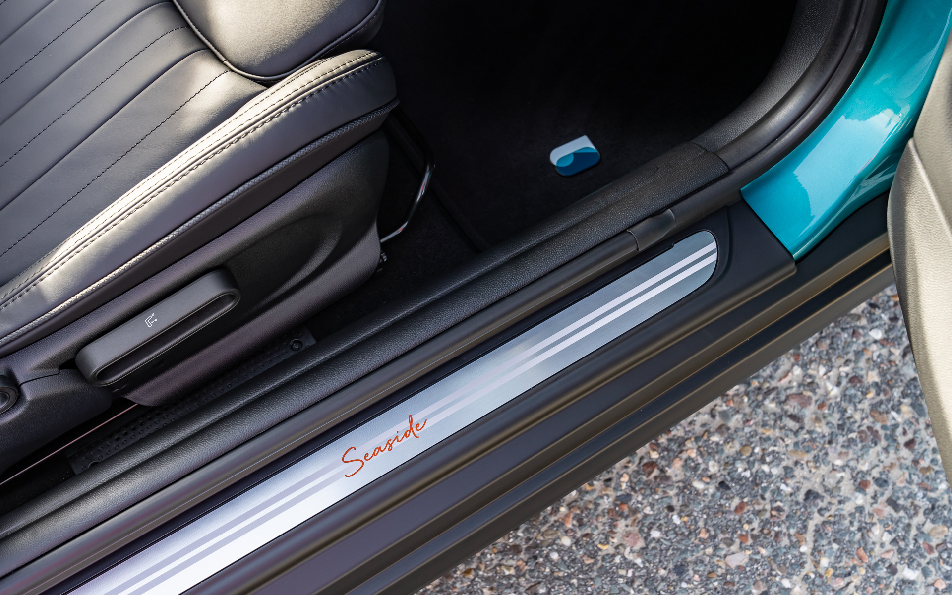 2本のホワイトストライプと「Seaside」の文字が入った専用ドアトリムと、「30」のグラフィックバッヂが付いたフロアマット