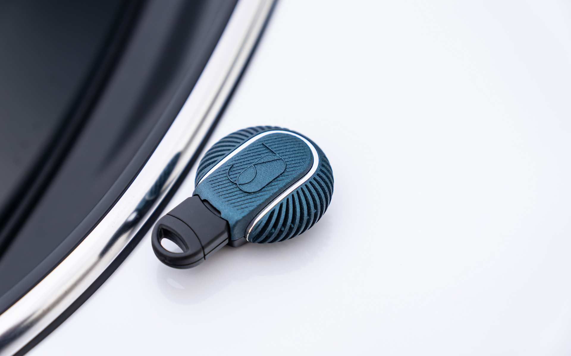 波のグラフィックパターンをデザインしたという車両キー