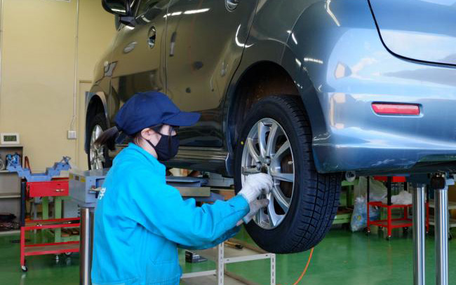 横浜ゴムの乗用車用タイヤを装着する石巻専修大学の学生