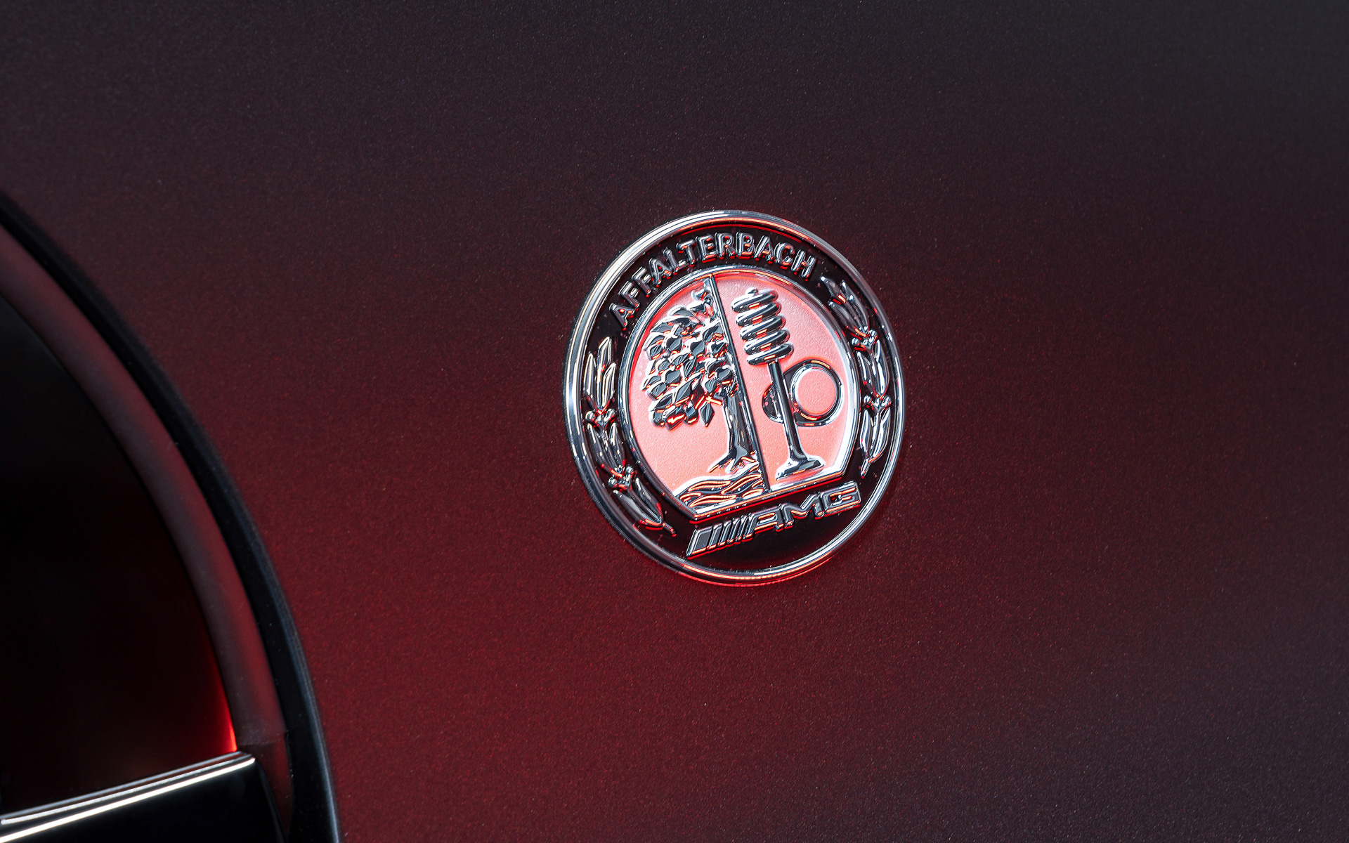 Cピラーに特別装備されるAMGエンブレム