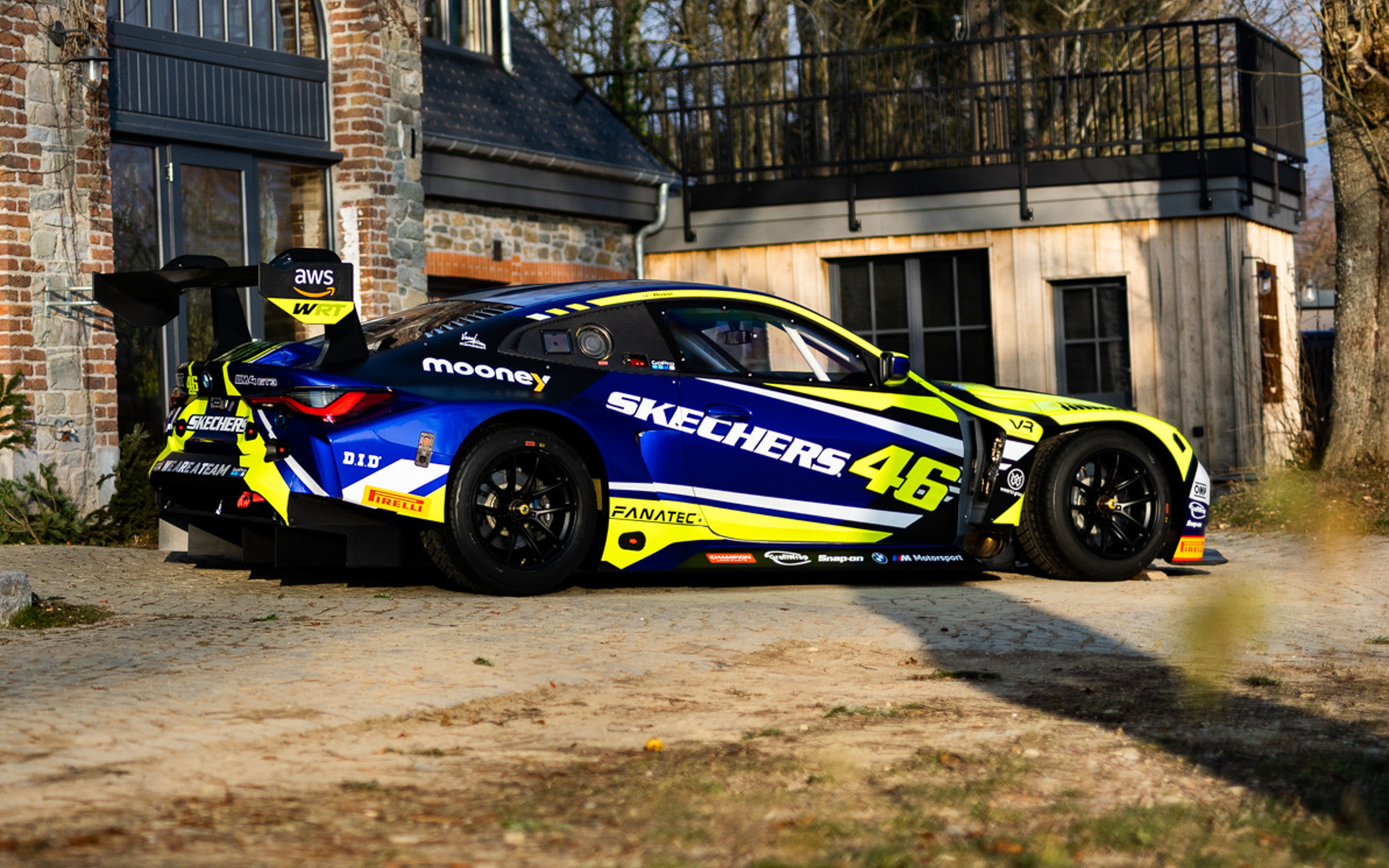 バレンティーノ・ロッシ選手が長年バイクレースで付けていた46のゼッケンを配したBMW M4 GT3