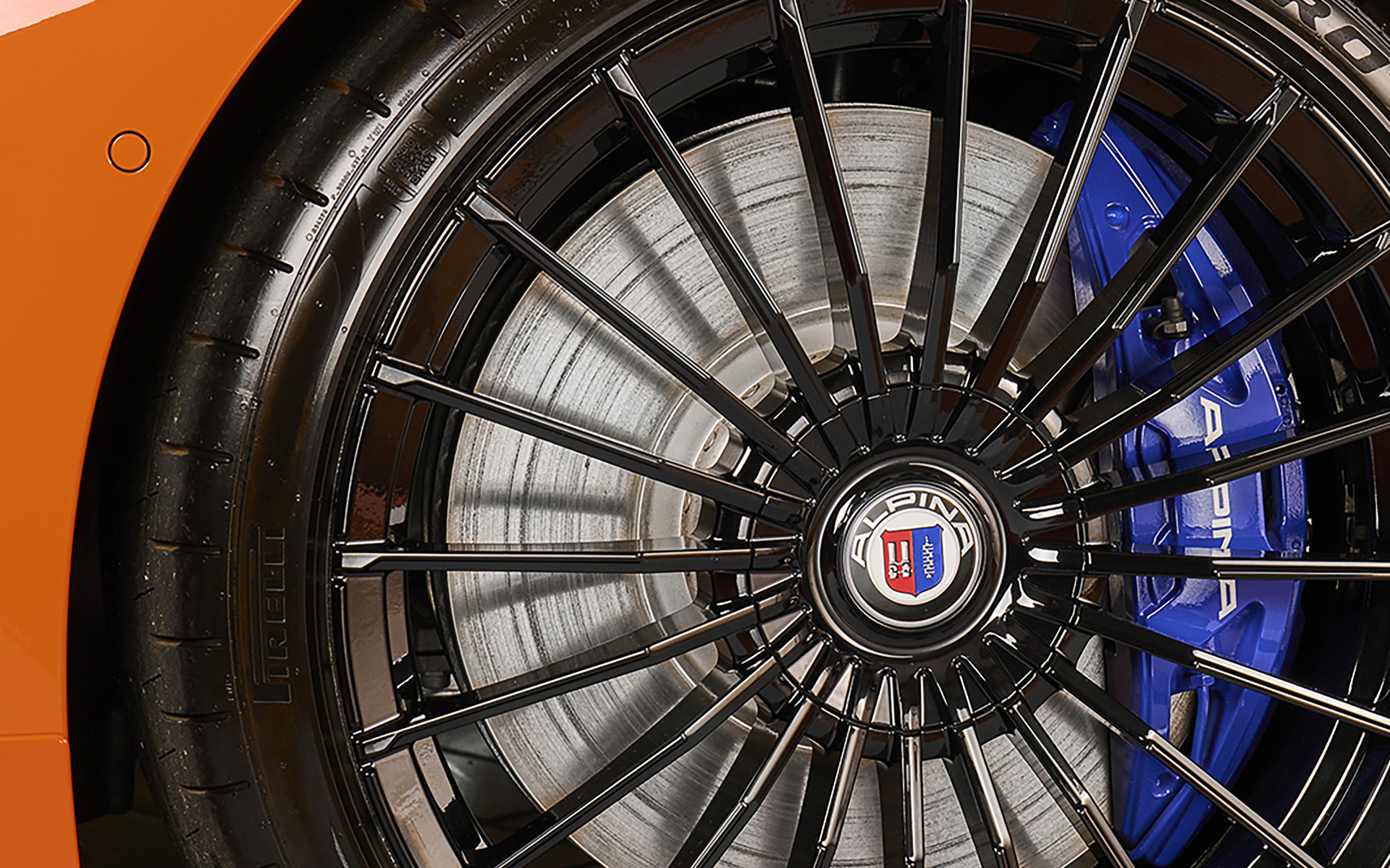 日本特別仕様のディティール。ホイールはニコル・オートモビルズが特別オーダーをかけたスペシャルカラーの3色をセット