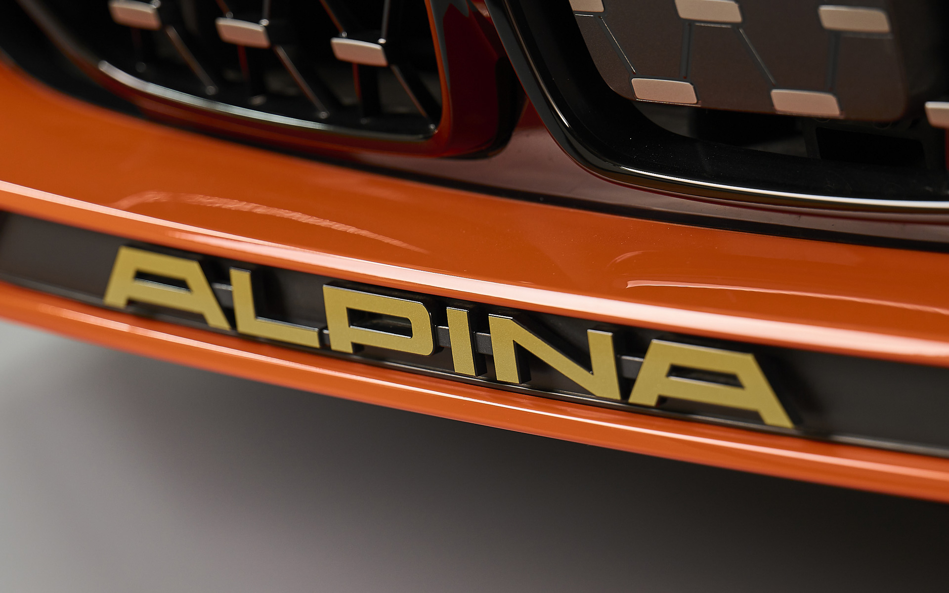 日本特別仕様のディティール。ホイールはニコル・オートモビルズが特別オーダーをかけたスペシャルカラーの3色をセット