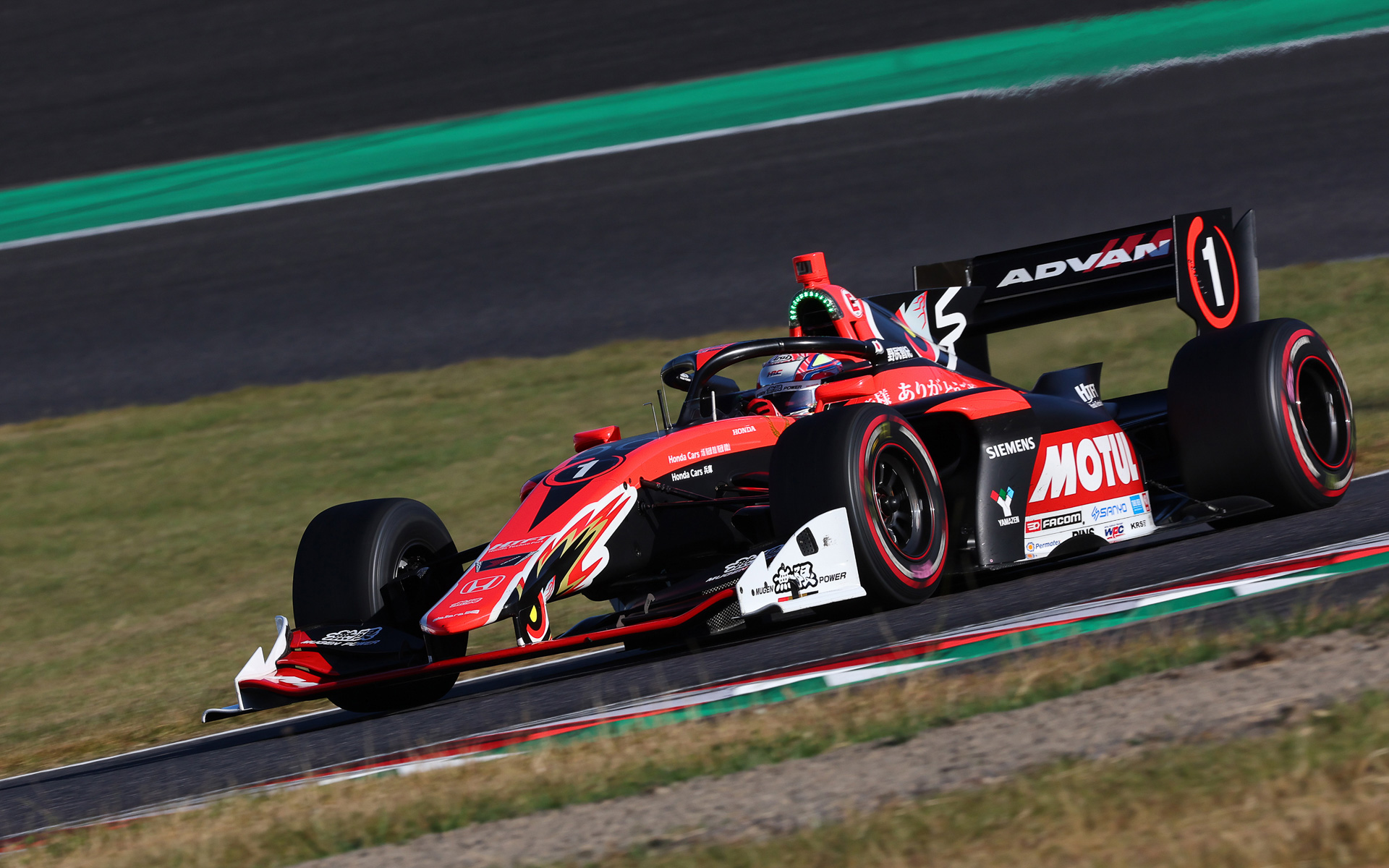 野尻智紀選手が全10戦中6戦でポールポジションを獲得。2度のポール・トゥ・ウィンを含む8度の表彰台を獲得し、圧倒的な強さで2年連続のドライバーズチャンピオンを獲得したチャンピオンマシン「TEAM MUGEN MOTUL SF19」