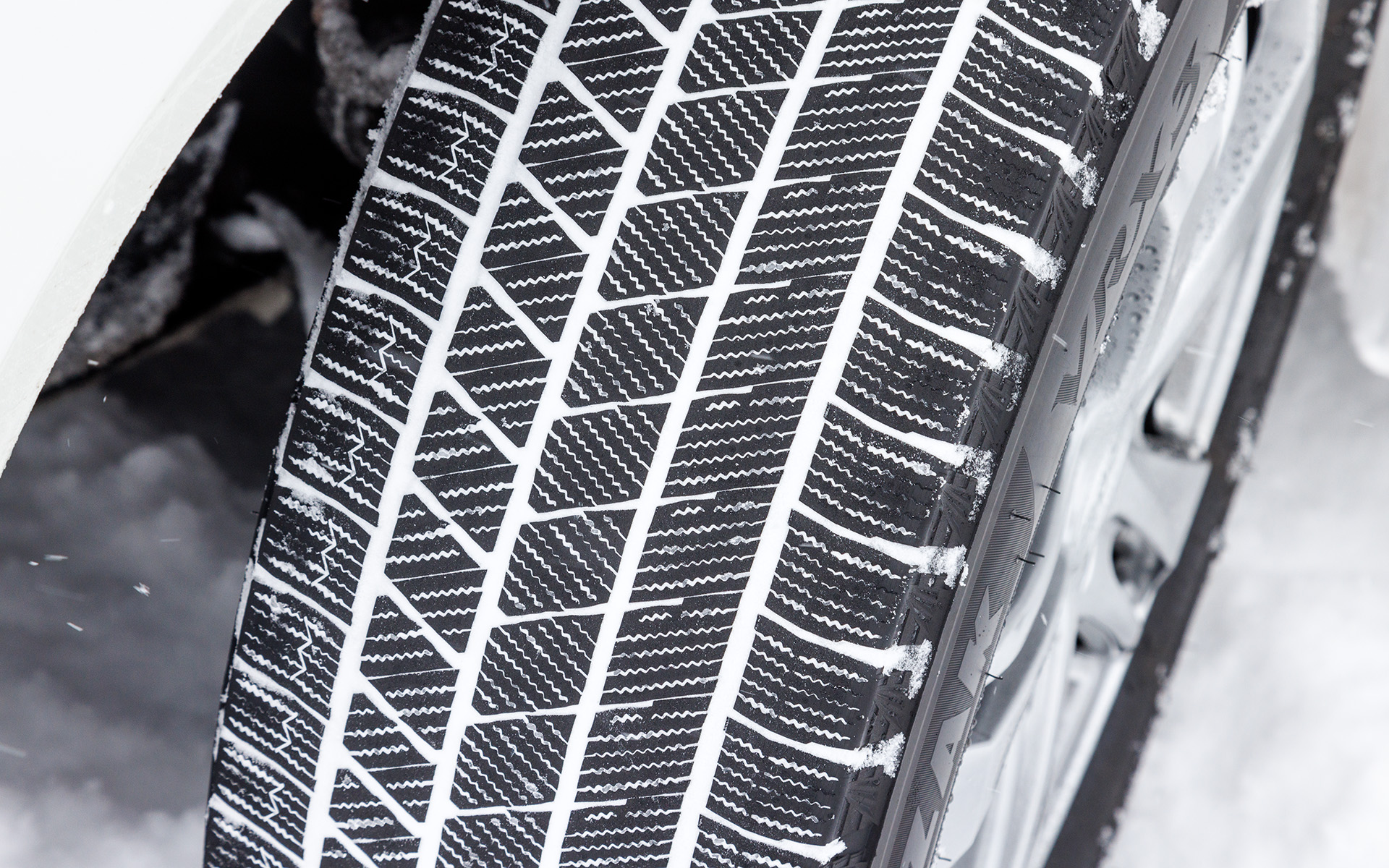 しっかり雪を捉えるサイプが美しい。右側がアウト側になり、幅広いブロックでコーナリング時の荷重を支えていく