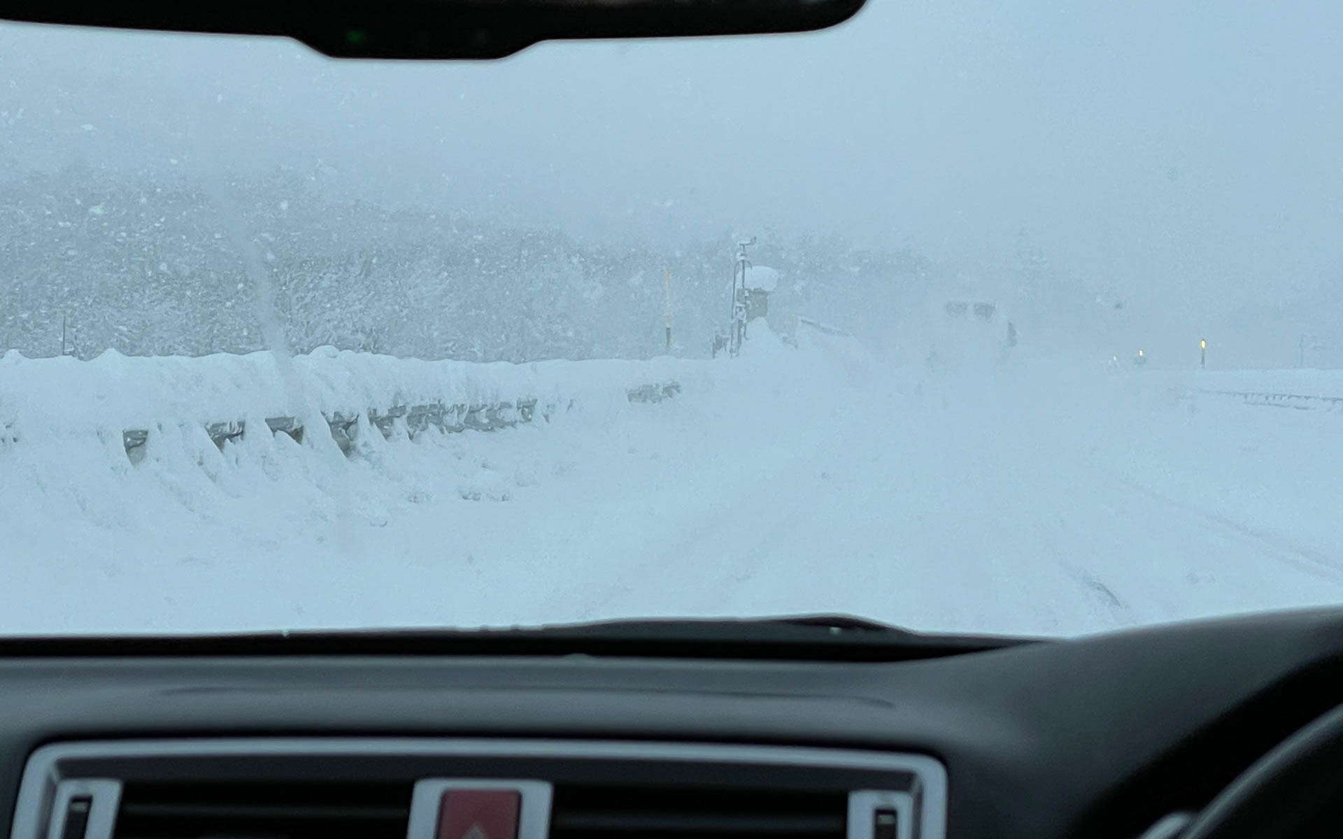 岩見沢から留萌に抜ける高速道路に準じた高規格幹線道路。風雪が強く前が見えません。慎重に無理することなく……