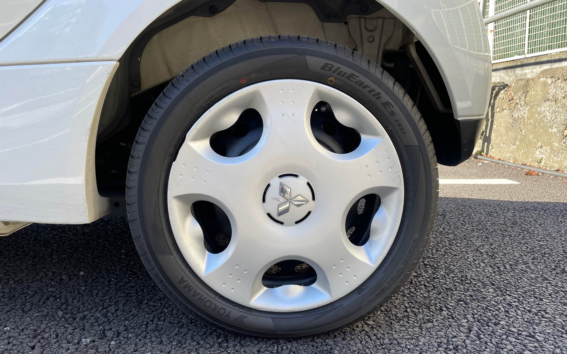 装着タイヤをブルーアース Esに交換。ミッドシップのアイは前後異サイズで145/65R15と175/55R15となります