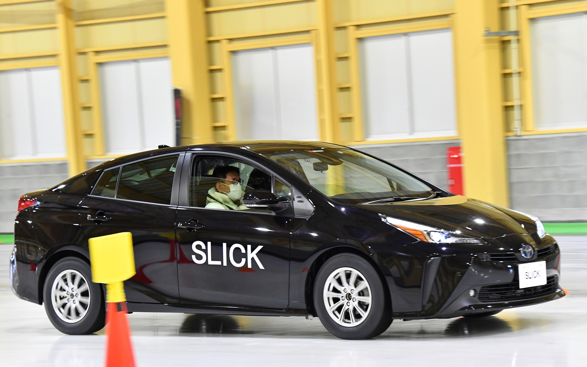 新型アイスガード7のコンパウンドを使ったスリックタイヤで走行。温度が低ければ意外と走れてしまう