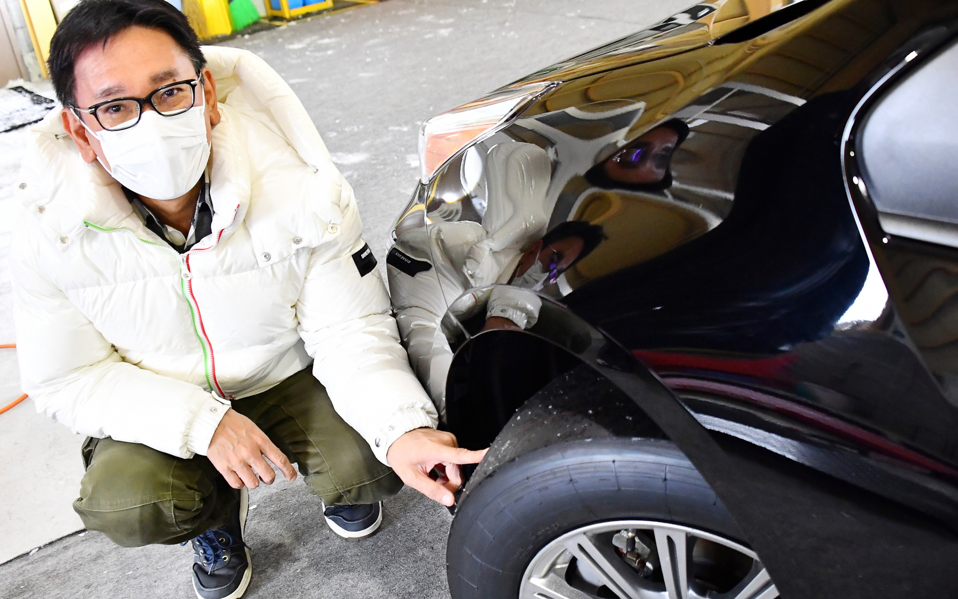 タイヤの表面を確認中