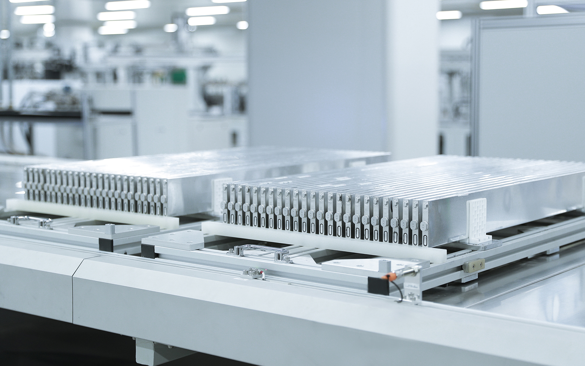 BYDが独自開発した「ブレードバッテリ」と8つのモジュールを集約した「8in1 パワーシステムアッセンブリー」を搭載したEV専用のプラットフォーム「e-Platform 3.0」を採用。58.56kWhのバッテリと150kW/310Nmのモーターを搭載し、485km（WLTC値自社調べ）の航続距離を実現。バッテリについては熱安定性の高いリン酸鉄リチウムイオン電池を使用するという