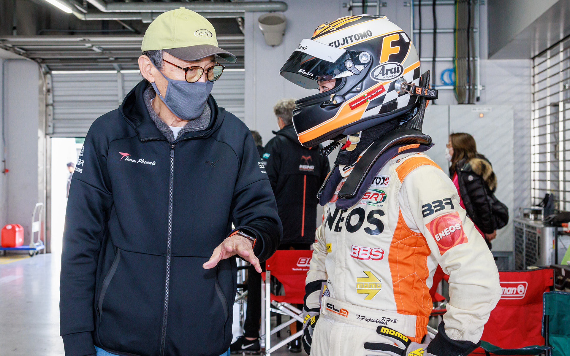 VITA-01のマシンをシェアしているレジェンドドライバーの見崎清志選手からはいろいろなアドバイスをいただけます
