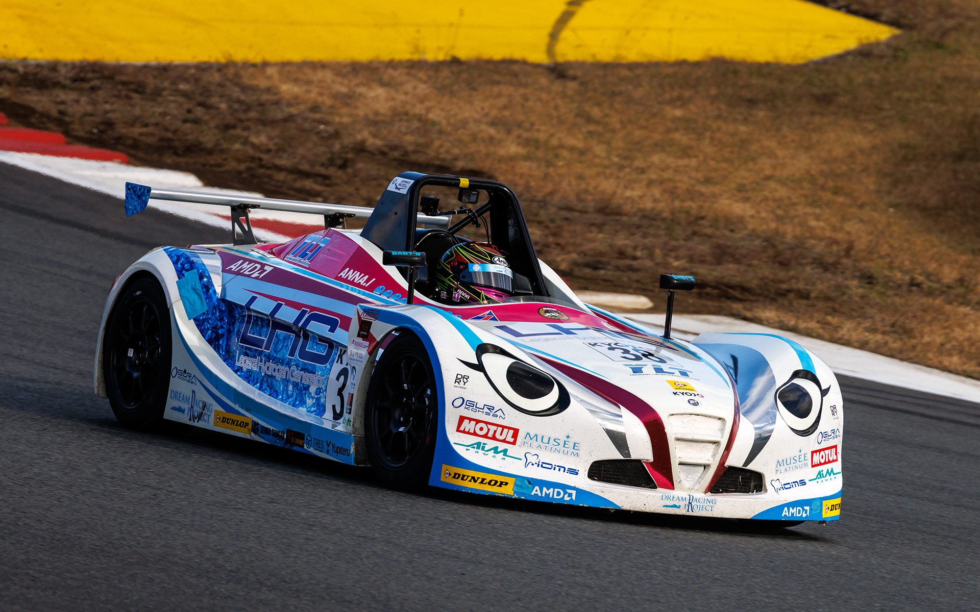 最終戦を制した38号車 LHG Racing VITA 猪爪杏奈選手。シリーズランキングは2位