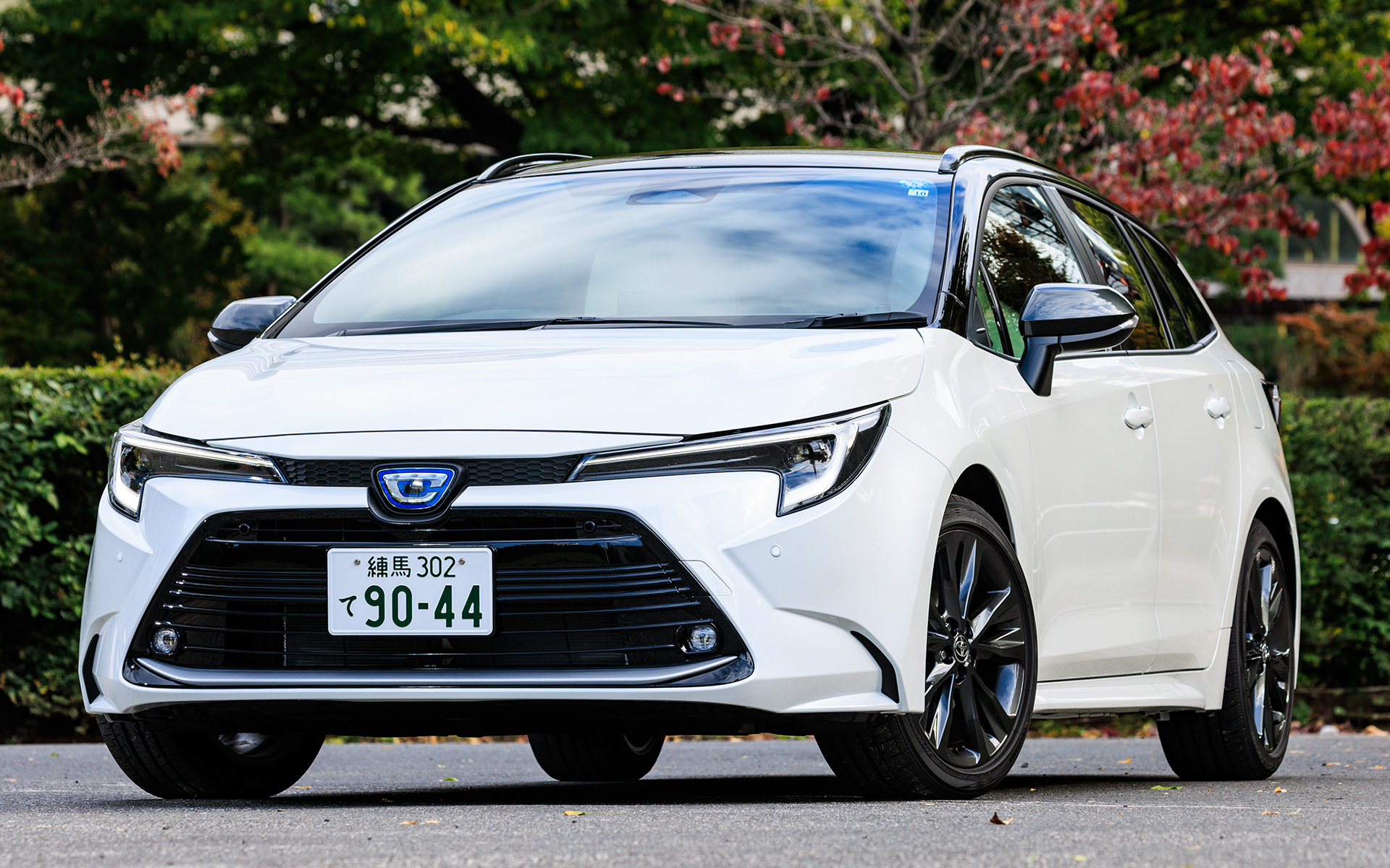 カローラ ツーリング（ハイブリッド車）。グレードはW×B。駆動方式は2WD（FF）と4WDのE-Fourを設定。試乗車はE-Fourで、価格は304万8000円。ボディサイズは4495×1745×1460mm（全長×全幅×全高）、ホイールベースは2640mm。車両重量は1440kg