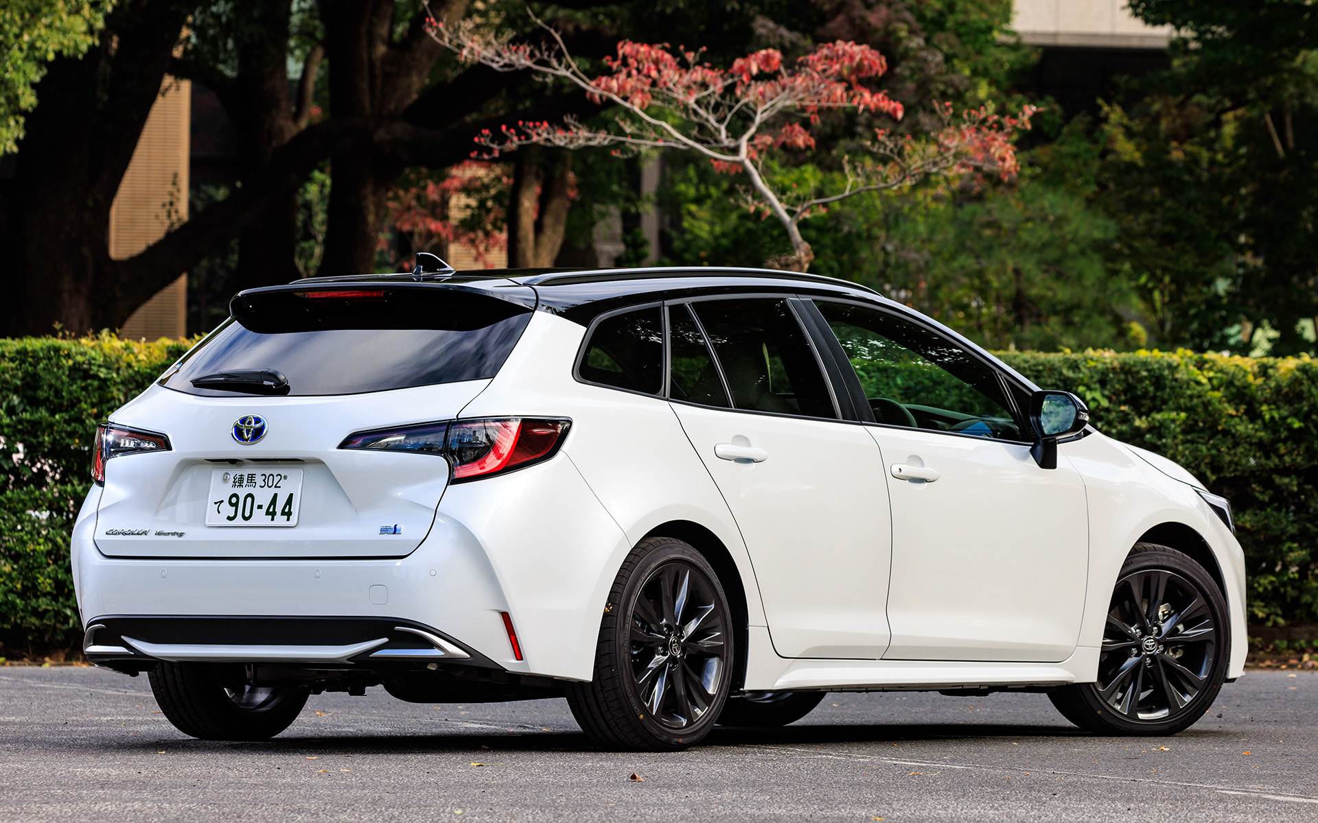 カローラ ツーリング（ハイブリッド車）。グレードはW×B。駆動方式は2WD（FF）と4WDのE-Fourを設定。試乗車はE-Fourで、価格は304万8000円。ボディサイズは4495×1745×1460mm（全長×全幅×全高）、ホイールベースは2640mm。車両重量は1440kg