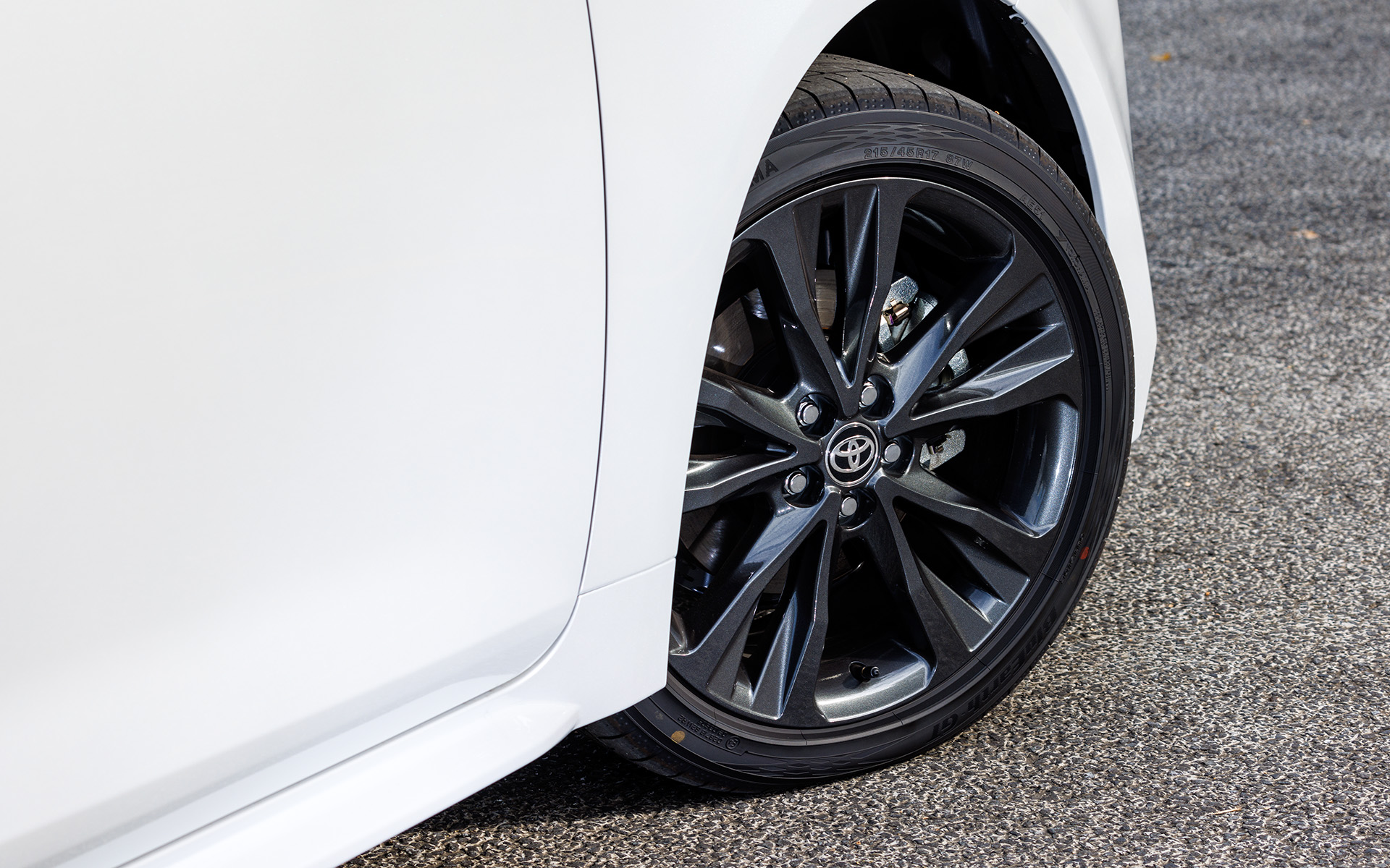 ダークグレーメタリック塗装の17インチアルミホイールに組み合わせるタイヤは横浜ゴムの「BluEarth-GT」。サイズは215/45R17