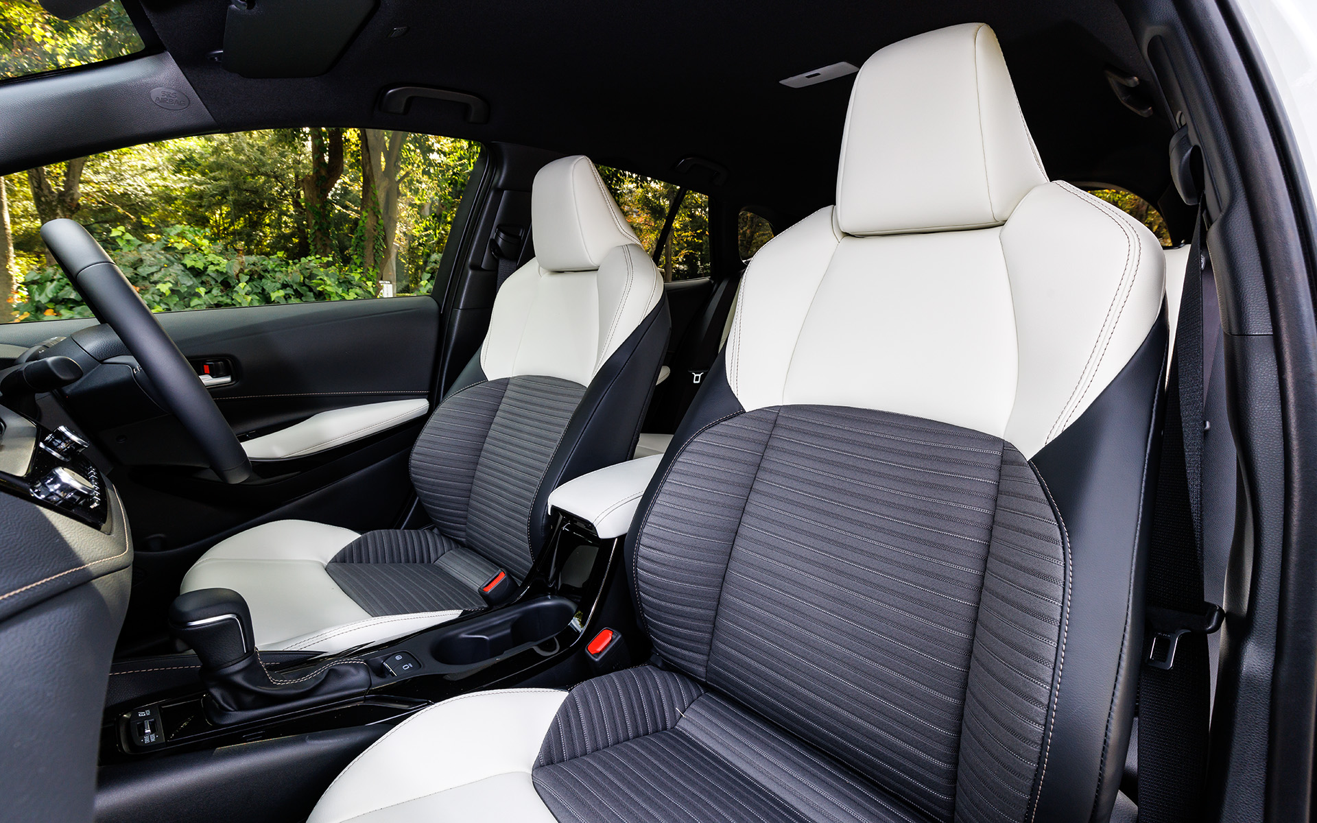 シートはW×Bはブラックのほか、ホワイトも選択可能