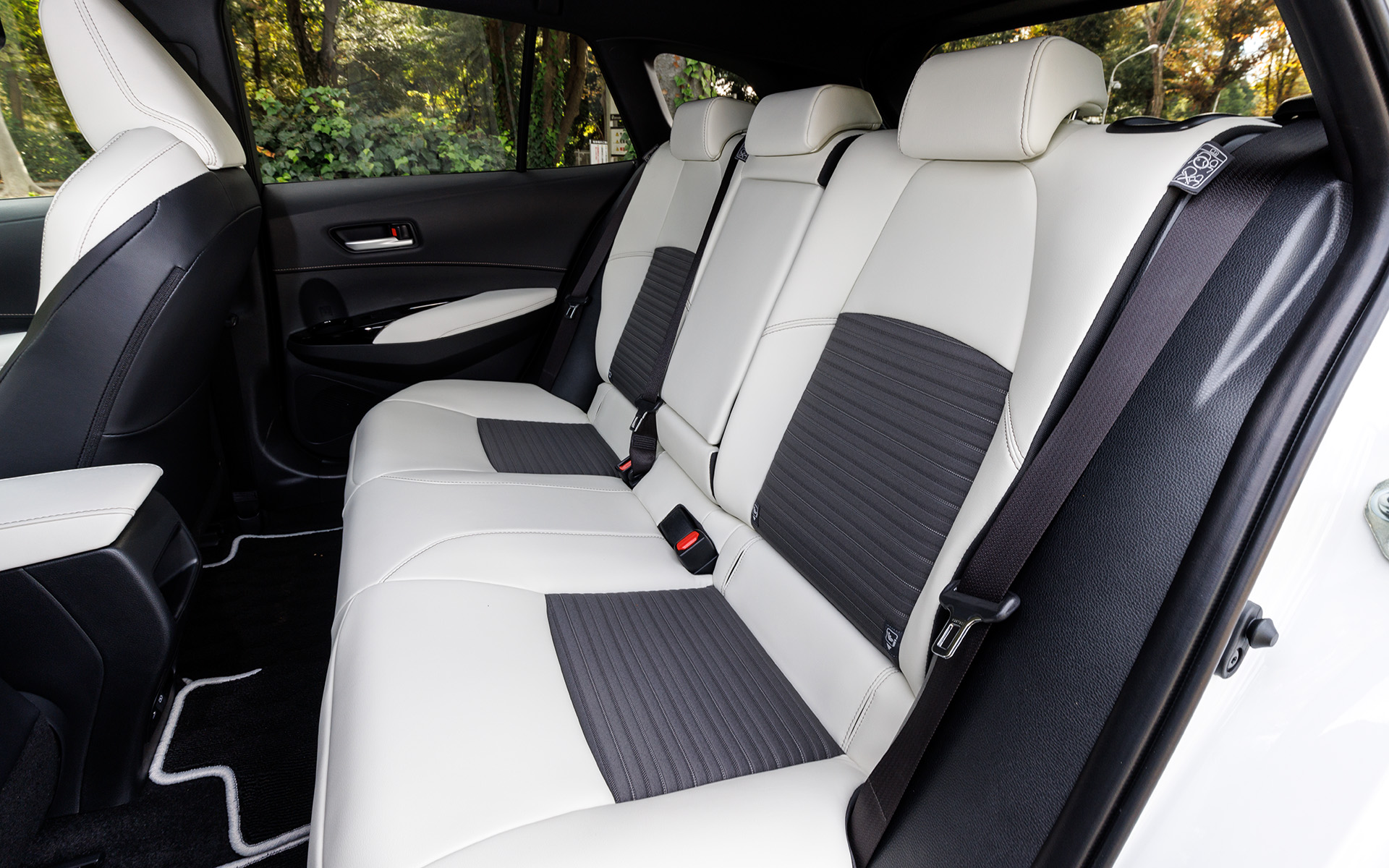 シートはW×Bはブラックのほか、ホワイトも選択可能