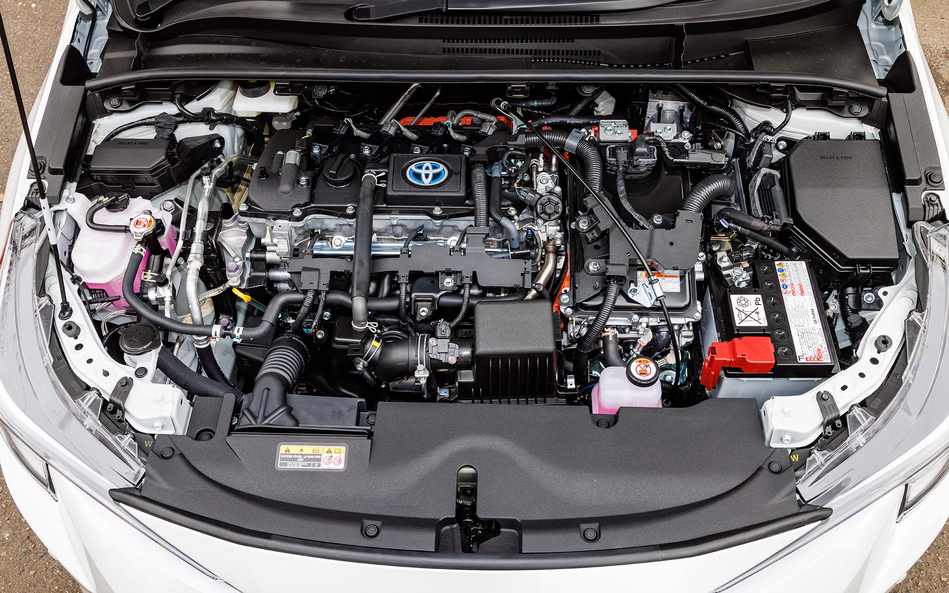 最高出力72kW（98PS）/5200rpm、最大トルク142Nm（14.5kgfm）/3600rpmを発生する直列4気筒1.8リッター「2ZR-FXE」エンジンを搭載し、フロントに最高出力70kW（41PS）、最大トルク185Nm（18.9kgfm）を発生する「1VM」モーターを組み合わせる。E-Fourはリアに最高出力30kW（41PS）、最大トルク84Nm（8.6kgfm）を発生する「1WM」モーターをさらに搭載している。WLTCモード燃費は24.9km/L