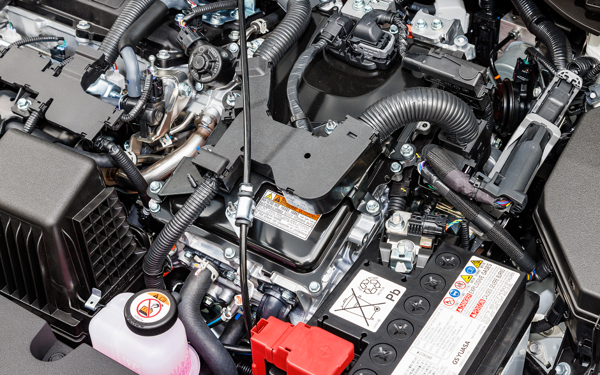 最高出力72kW（98PS）/5200rpm、最大トルク142Nm（14.5kgfm）/3600rpmを発生する直列4気筒1.8リッター「2ZR-FXE」エンジンを搭載し、フロントに最高出力70kW（41PS）、最大トルク185Nm（18.9kgfm）を発生する「1VM」モーターを組み合わせる。E-Fourはリアに最高出力30kW（41PS）、最大トルク84Nm（8.6kgfm）を発生する「1WM」モーターをさらに搭載している。WLTCモード燃費は24.9km/L