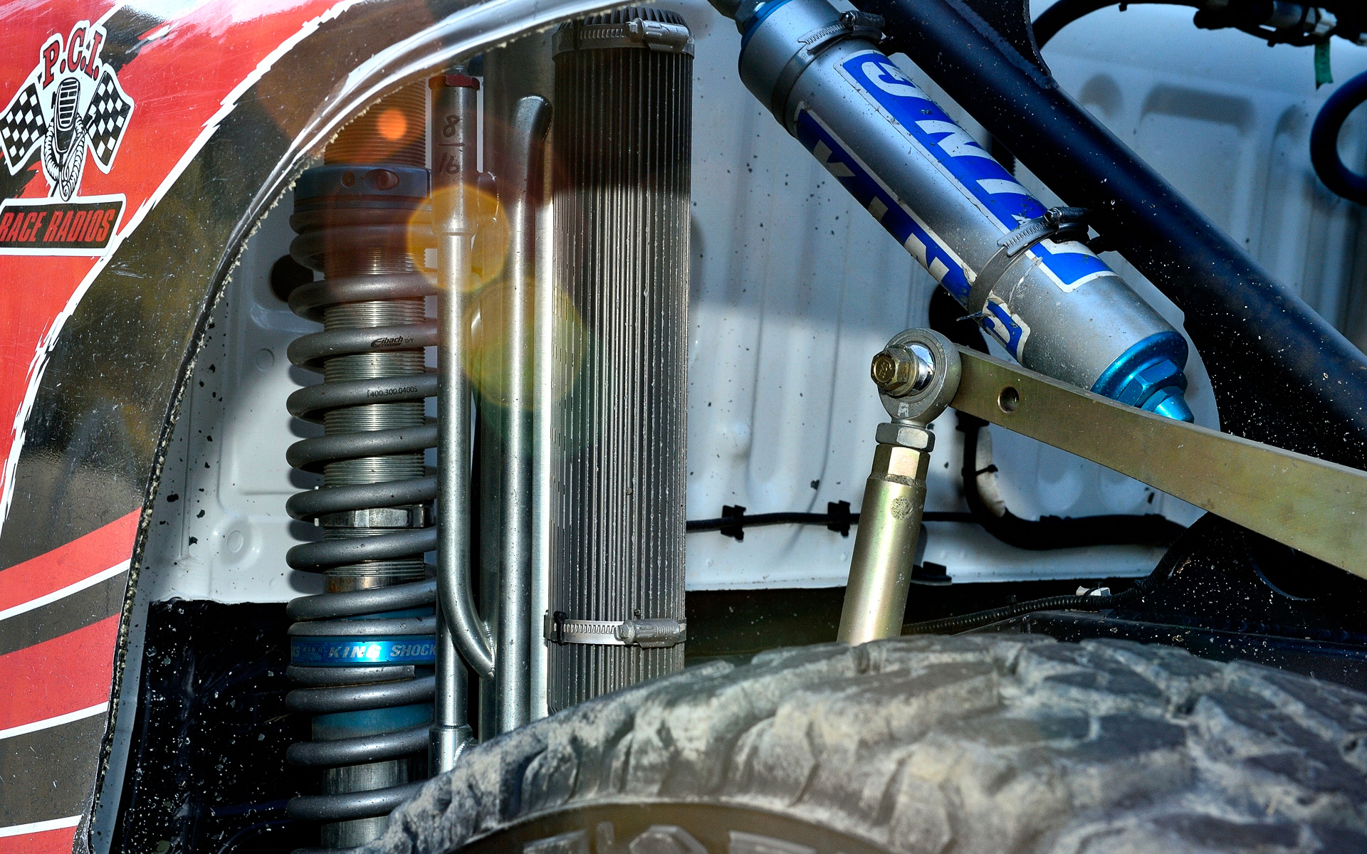 ハイラックス 2022 MINT400 クラス7準優勝車はキャビン骨格以外をCFRP化し、車両重量は1981kgを実現。エンジンは8AR-FTS型をTRDがチューニングし、最高出力407PS/6000rpm、最大トルク500Nm/4000-4400rpmを発生。これに6速ATを組み合わせてフルタイム4WDシステムを組み合わせる