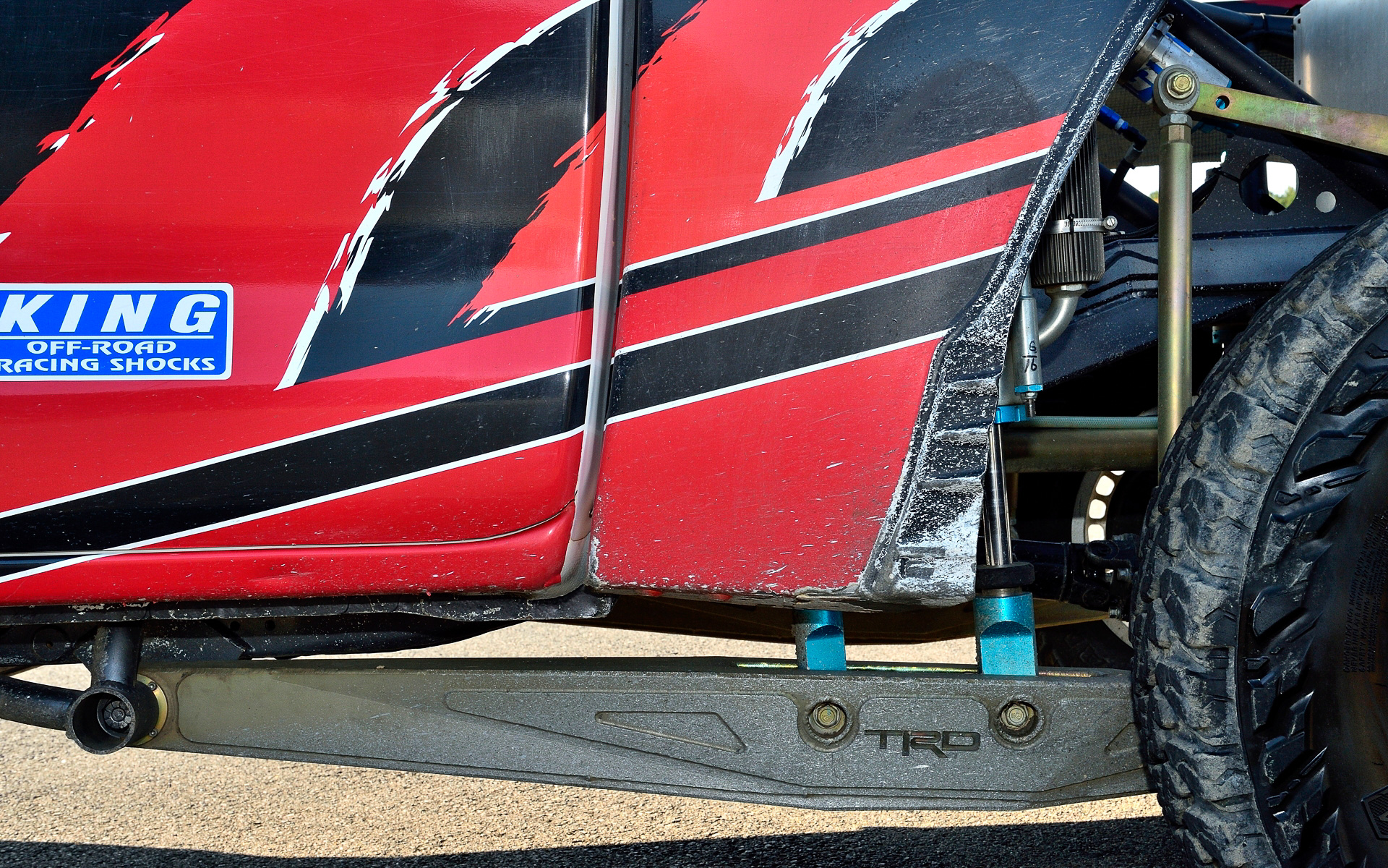 ハイラックス 2022 MINT400 クラス7準優勝車はキャビン骨格以外をCFRP化し、車両重量は1981kgを実現。エンジンは8AR-FTS型をTRDがチューニングし、最高出力407PS/6000rpm、最大トルク500Nm/4000-4400rpmを発生。これに6速ATを組み合わせてフルタイム4WDシステムを組み合わせる