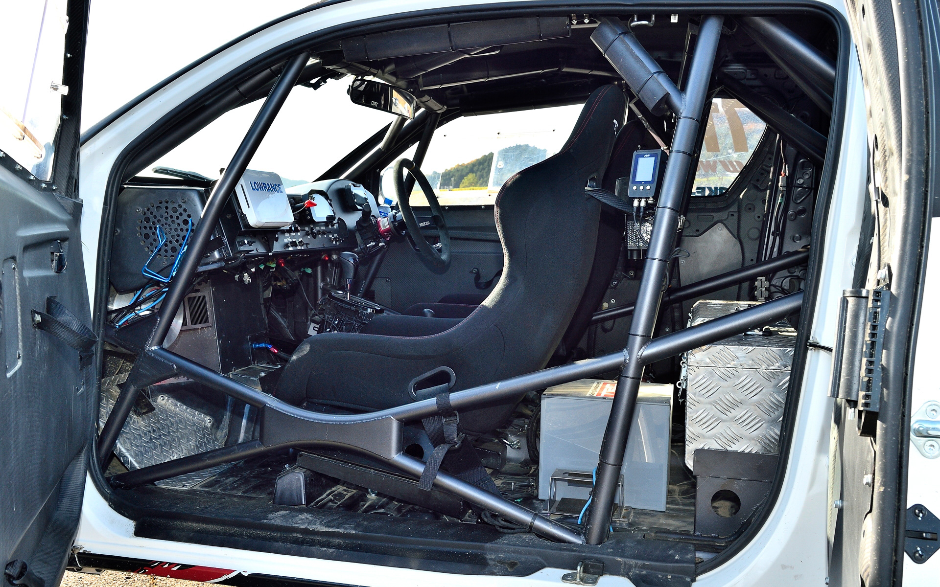 ハイラックス 2022 MINT400 クラス7準優勝車はキャビン骨格以外をCFRP化し、車両重量は1981kgを実現。エンジンは8AR-FTS型をTRDがチューニングし、最高出力407PS/6000rpm、最大トルク500Nm/4000-4400rpmを発生。これに6速ATを組み合わせてフルタイム4WDシステムを組み合わせる