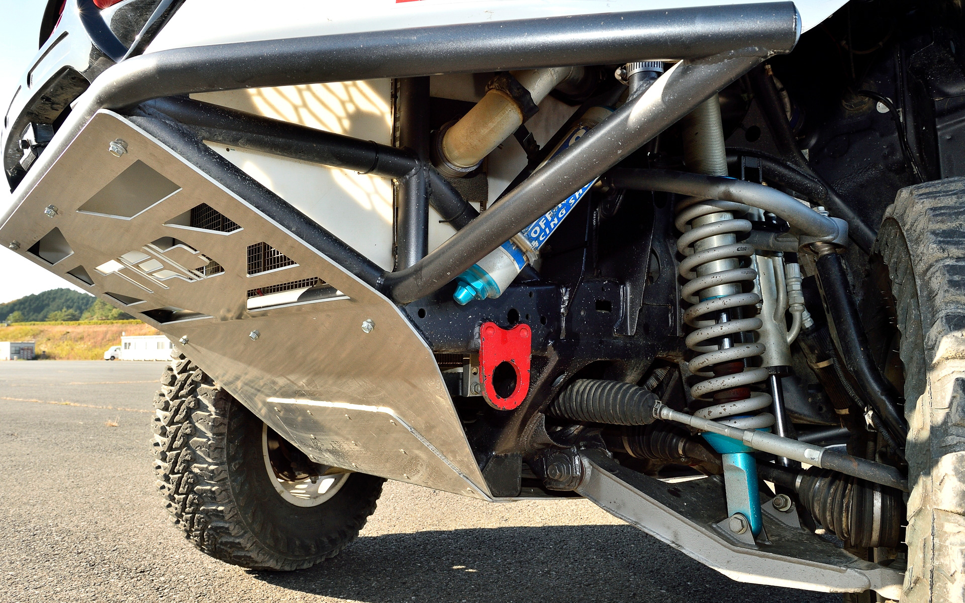 ハイラックス 2022 MINT400 クラス7準優勝車はキャビン骨格以外をCFRP化し、車両重量は1981kgを実現。エンジンは8AR-FTS型をTRDがチューニングし、最高出力407PS/6000rpm、最大トルク500Nm/4000-4400rpmを発生。これに6速ATを組み合わせてフルタイム4WDシステムを組み合わせる