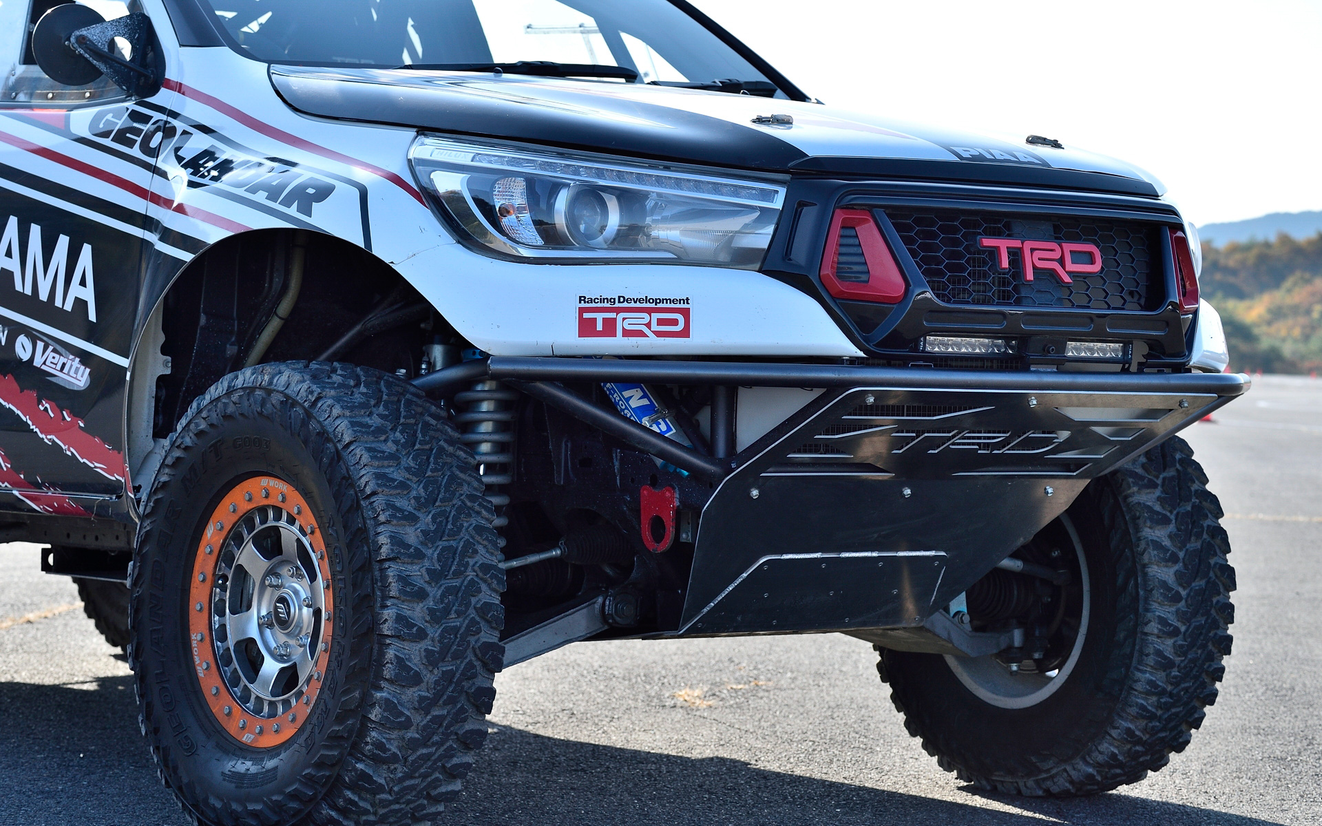 ハイラックス 2022 MINT400 クラス7準優勝車はキャビン骨格以外をCFRP化し、車両重量は1981kgを実現。エンジンは8AR-FTS型をTRDがチューニングし、最高出力407PS/6000rpm、最大トルク500Nm/4000-4400rpmを発生。これに6速ATを組み合わせてフルタイム4WDシステムを組み合わせる