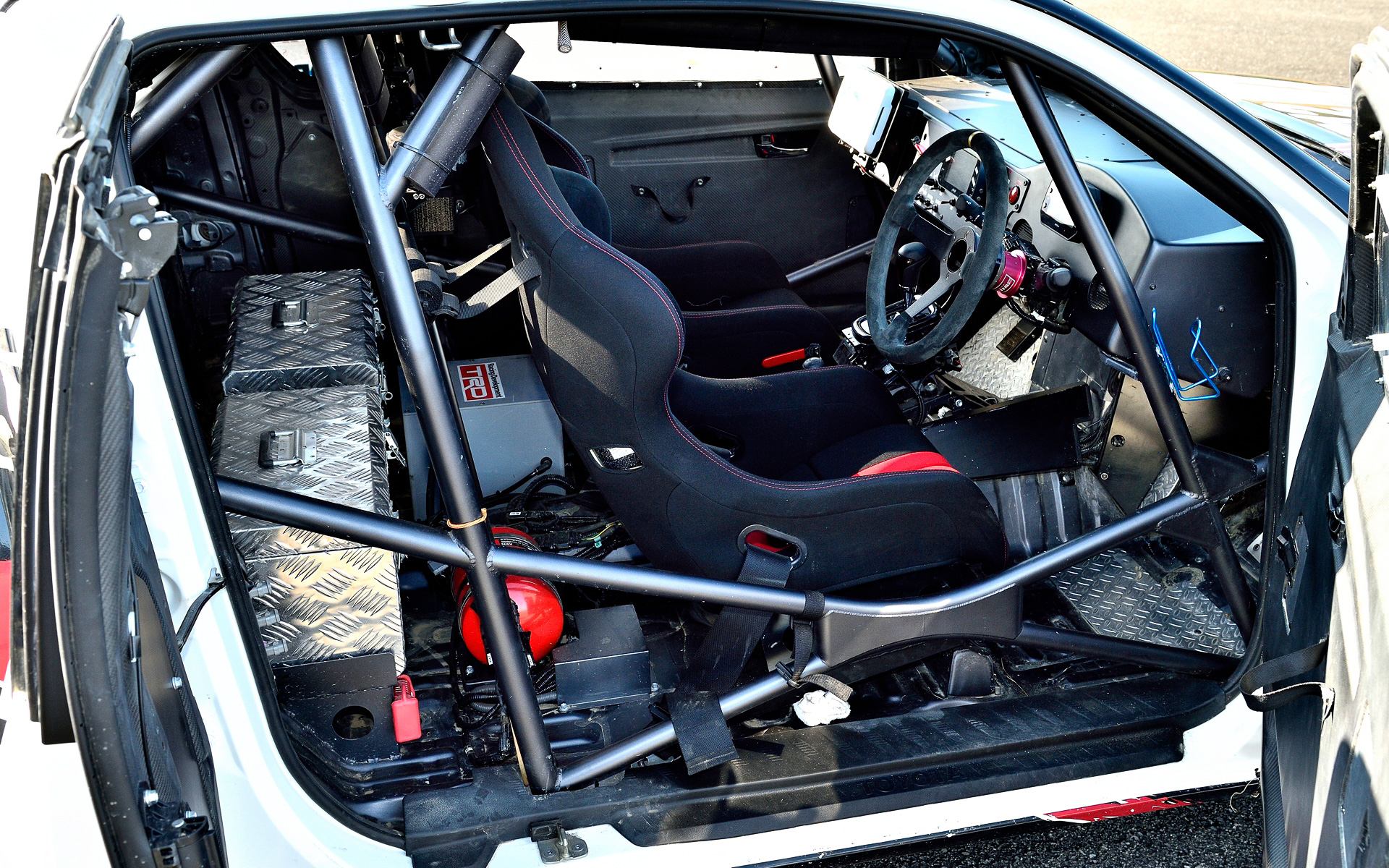 ハイラックス 2022 MINT400 クラス7準優勝車はキャビン骨格以外をCFRP化し、車両重量は1981kgを実現。エンジンは8AR-FTS型をTRDがチューニングし、最高出力407PS/6000rpm、最大トルク500Nm/4000-4400rpmを発生。これに6速ATを組み合わせてフルタイム4WDシステムを組み合わせる