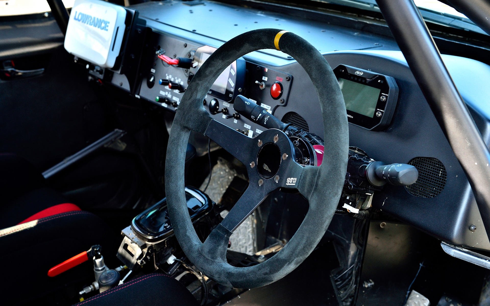 ハイラックス 2022 MINT400 クラス7準優勝車はキャビン骨格以外をCFRP化し、車両重量は1981kgを実現。エンジンは8AR-FTS型をTRDがチューニングし、最高出力407PS/6000rpm、最大トルク500Nm/4000-4400rpmを発生。これに6速ATを組み合わせてフルタイム4WDシステムを組み合わせる