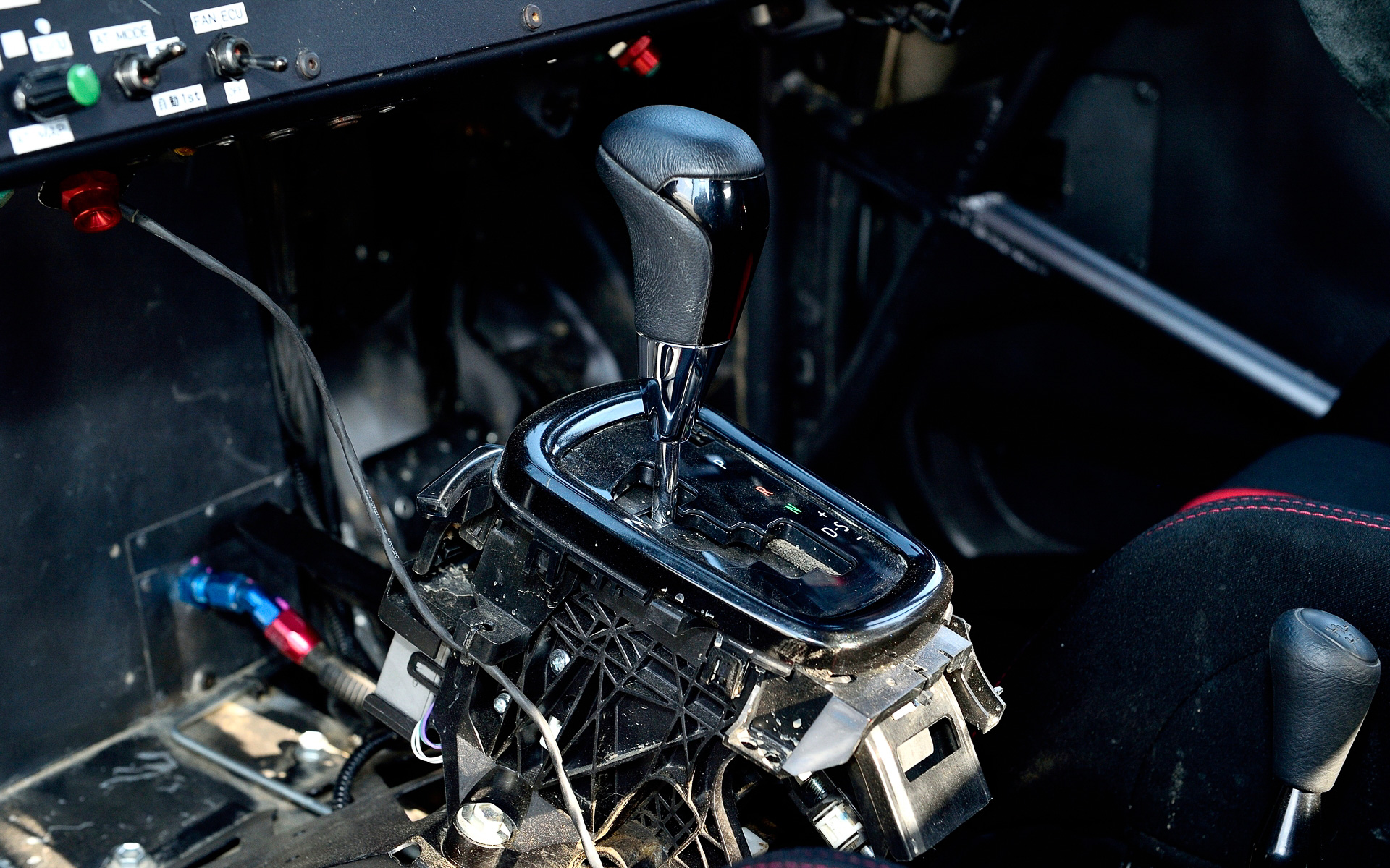 ハイラックス 2022 MINT400 クラス7準優勝車はキャビン骨格以外をCFRP化し、車両重量は1981kgを実現。エンジンは8AR-FTS型をTRDがチューニングし、最高出力407PS/6000rpm、最大トルク500Nm/4000-4400rpmを発生。これに6速ATを組み合わせてフルタイム4WDシステムを組み合わせる