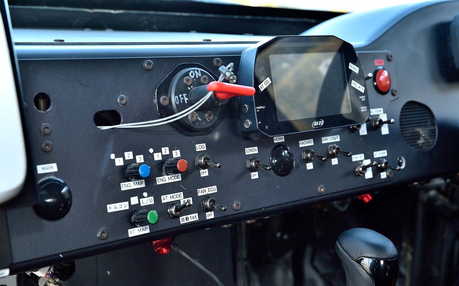 ハイラックス 2022 MINT400 クラス7準優勝車はキャビン骨格以外をCFRP化し、車両重量は1981kgを実現。エンジンは8AR-FTS型をTRDがチューニングし、最高出力407PS/6000rpm、最大トルク500Nm/4000-4400rpmを発生。これに6速ATを組み合わせてフルタイム4WDシステムを組み合わせる