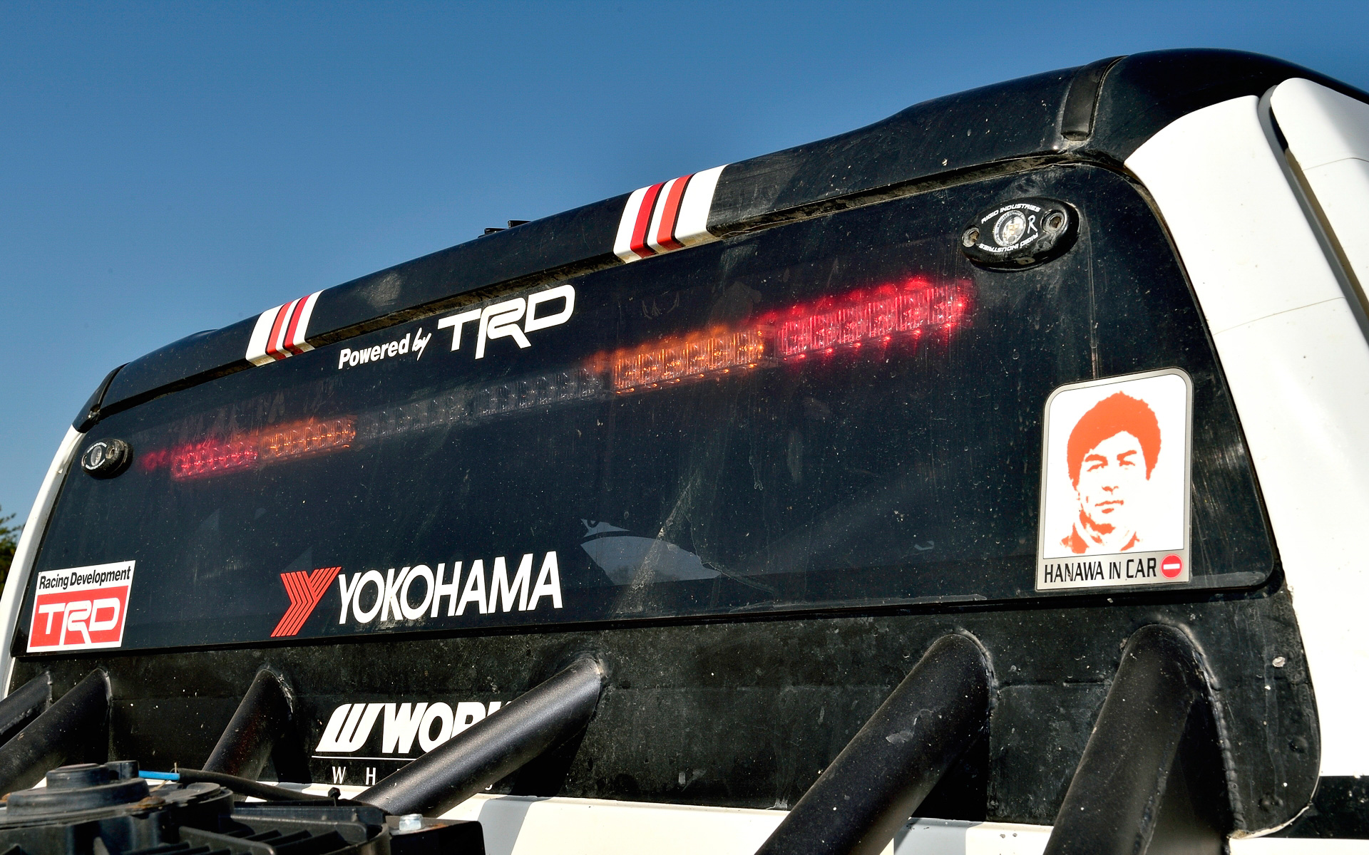 ハイラックス 2022 MINT400 クラス7準優勝車はキャビン骨格以外をCFRP化し、車両重量は1981kgを実現。エンジンは8AR-FTS型をTRDがチューニングし、最高出力407PS/6000rpm、最大トルク500Nm/4000-4400rpmを発生。これに6速ATを組み合わせてフルタイム4WDシステムを組み合わせる