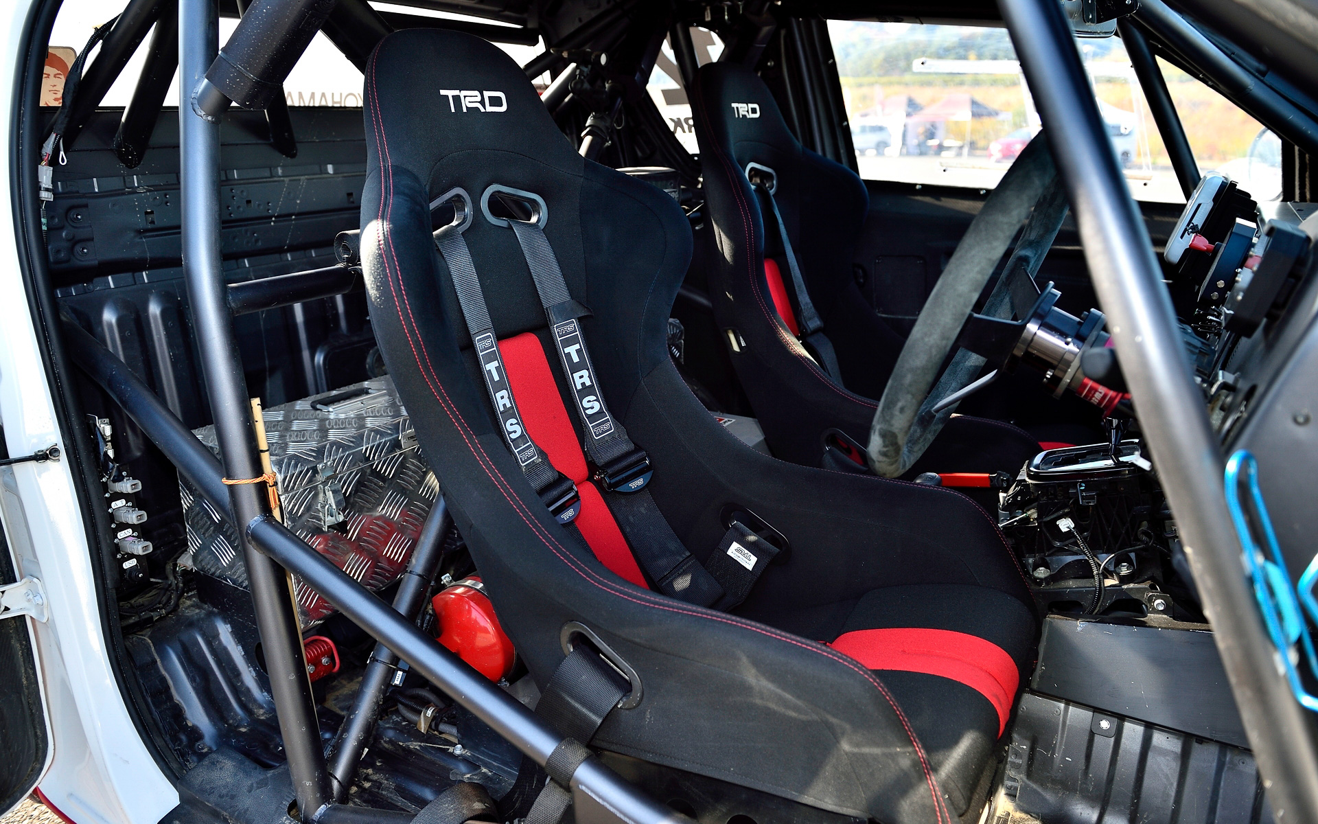 ハイラックス 2022 MINT400 クラス7準優勝車はキャビン骨格以外をCFRP化し、車両重量は1981kgを実現。エンジンは8AR-FTS型をTRDがチューニングし、最高出力407PS/6000rpm、最大トルク500Nm/4000-4400rpmを発生。これに6速ATを組み合わせてフルタイム4WDシステムを組み合わせる